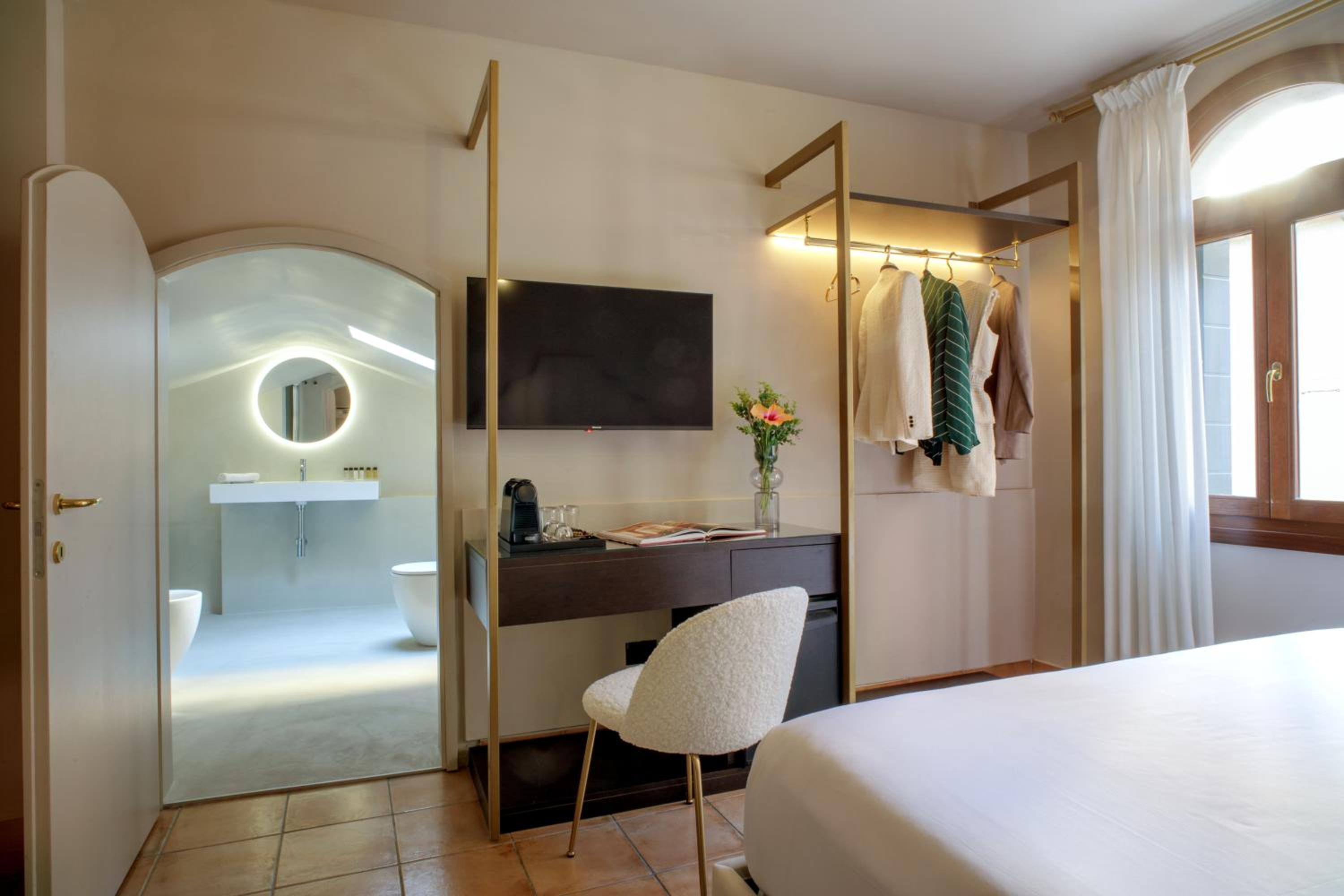 Deluxe Double Room with Balcony photo 3