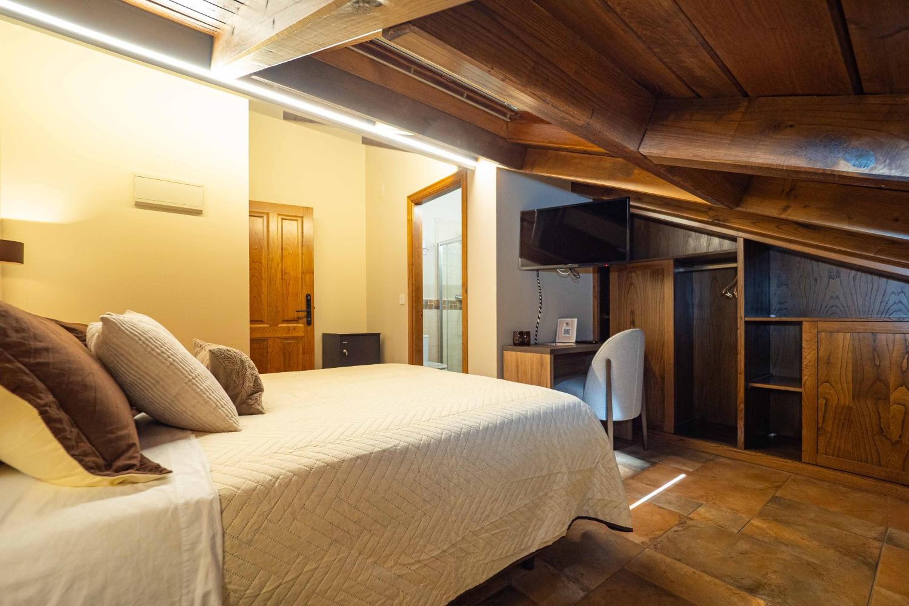 Deluxe Double or Twin Room photo 3