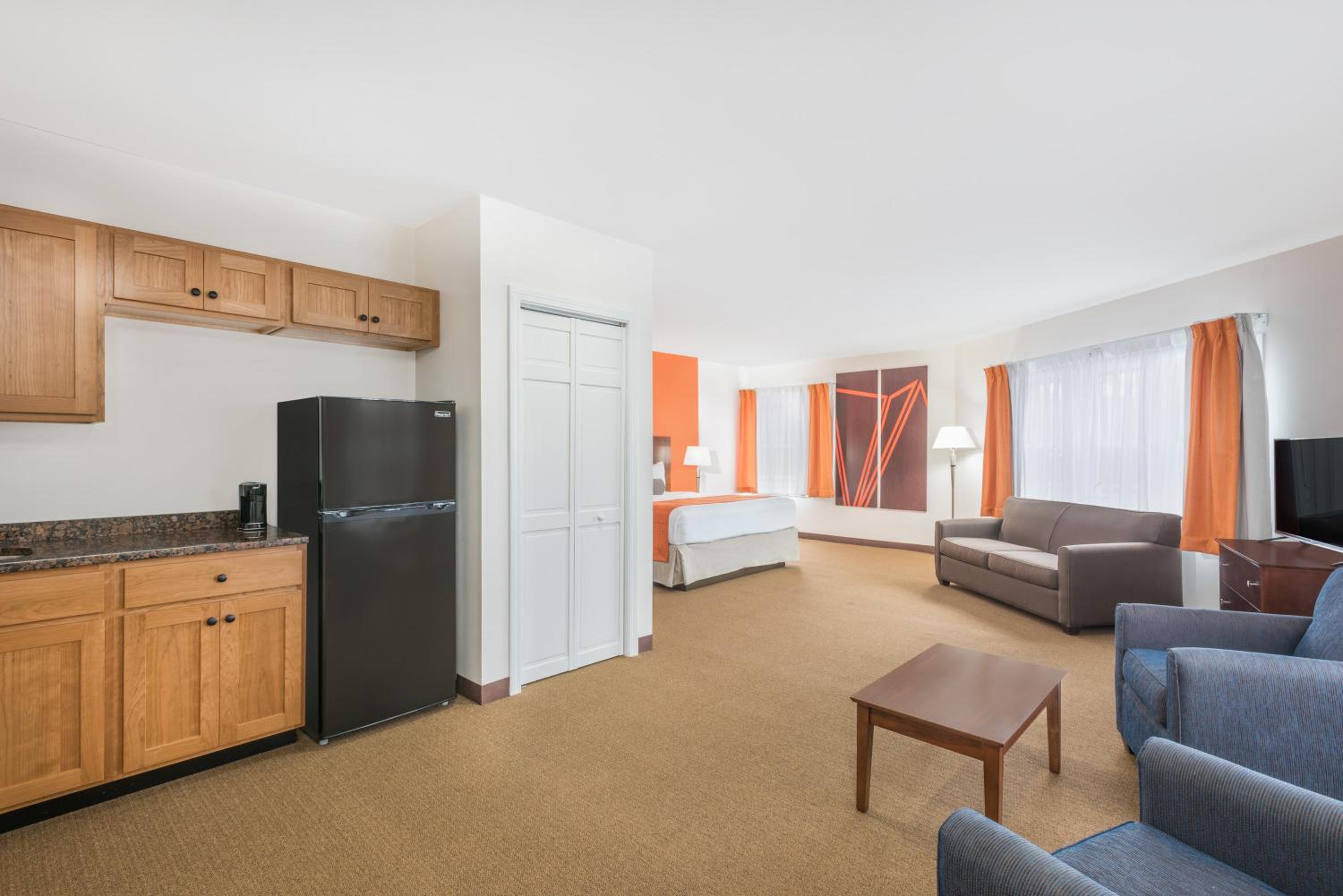 Deluxe King Suite - Non-Smoking - Photo 2