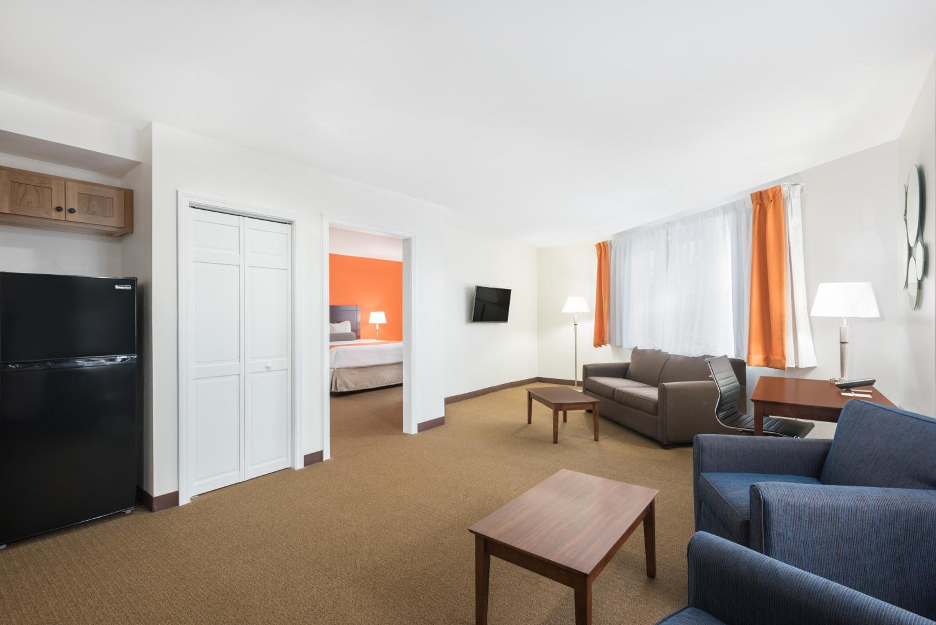 Deluxe King Suite - Non-Smoking - Photo 3