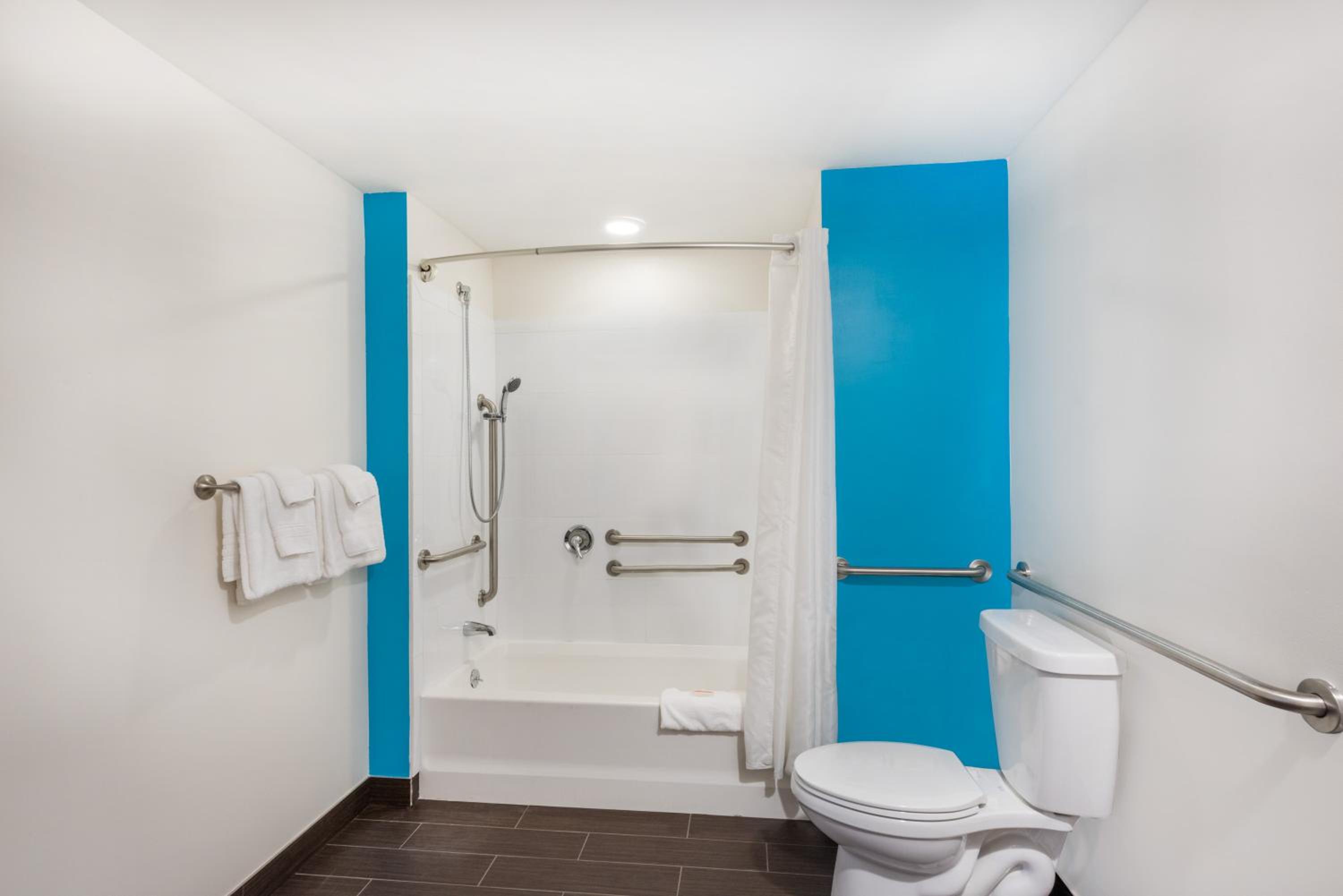 Deluxe Queen Room - Disability Access/Non-Smoking - Photo 2