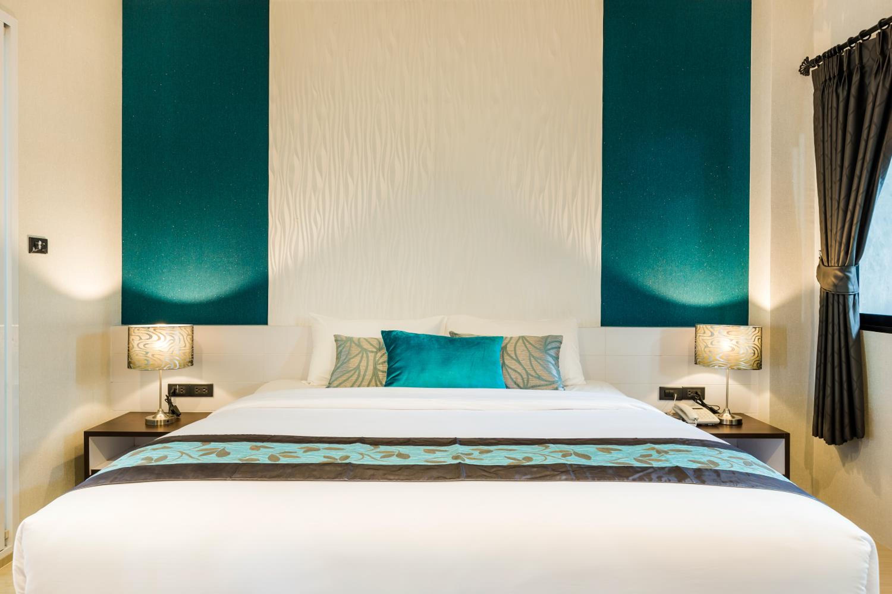 Deluxe King Room - Photo 6