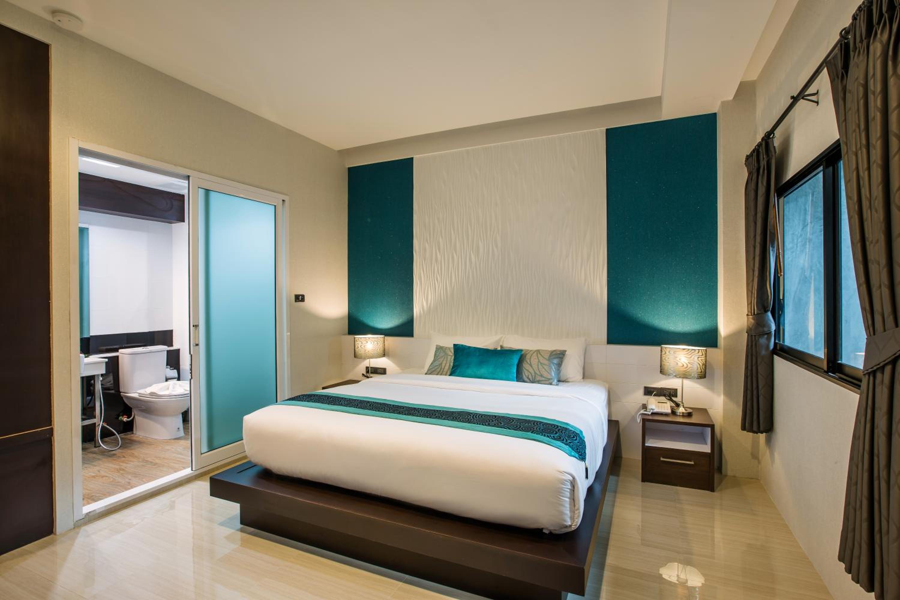 Deluxe King Room - Photo 1