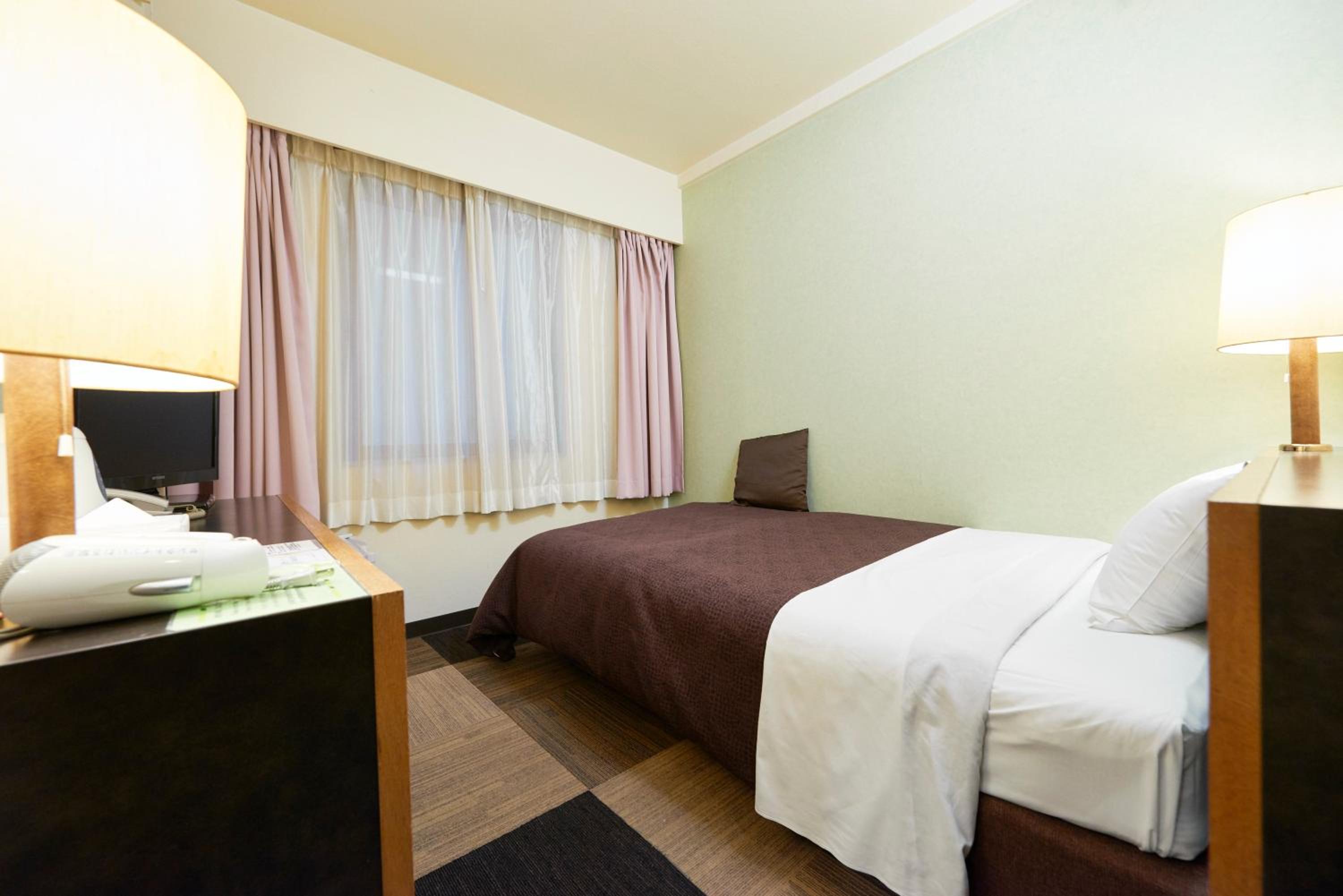 Double Room with Small Double Bed - Smoking photo 2