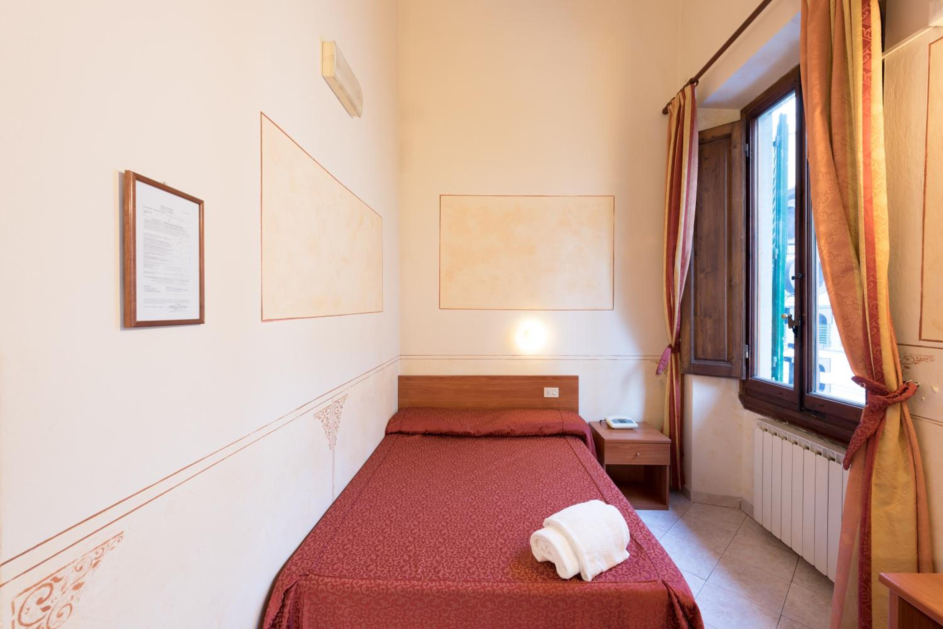 Economy Double Room with Shared Bathroom photo 2