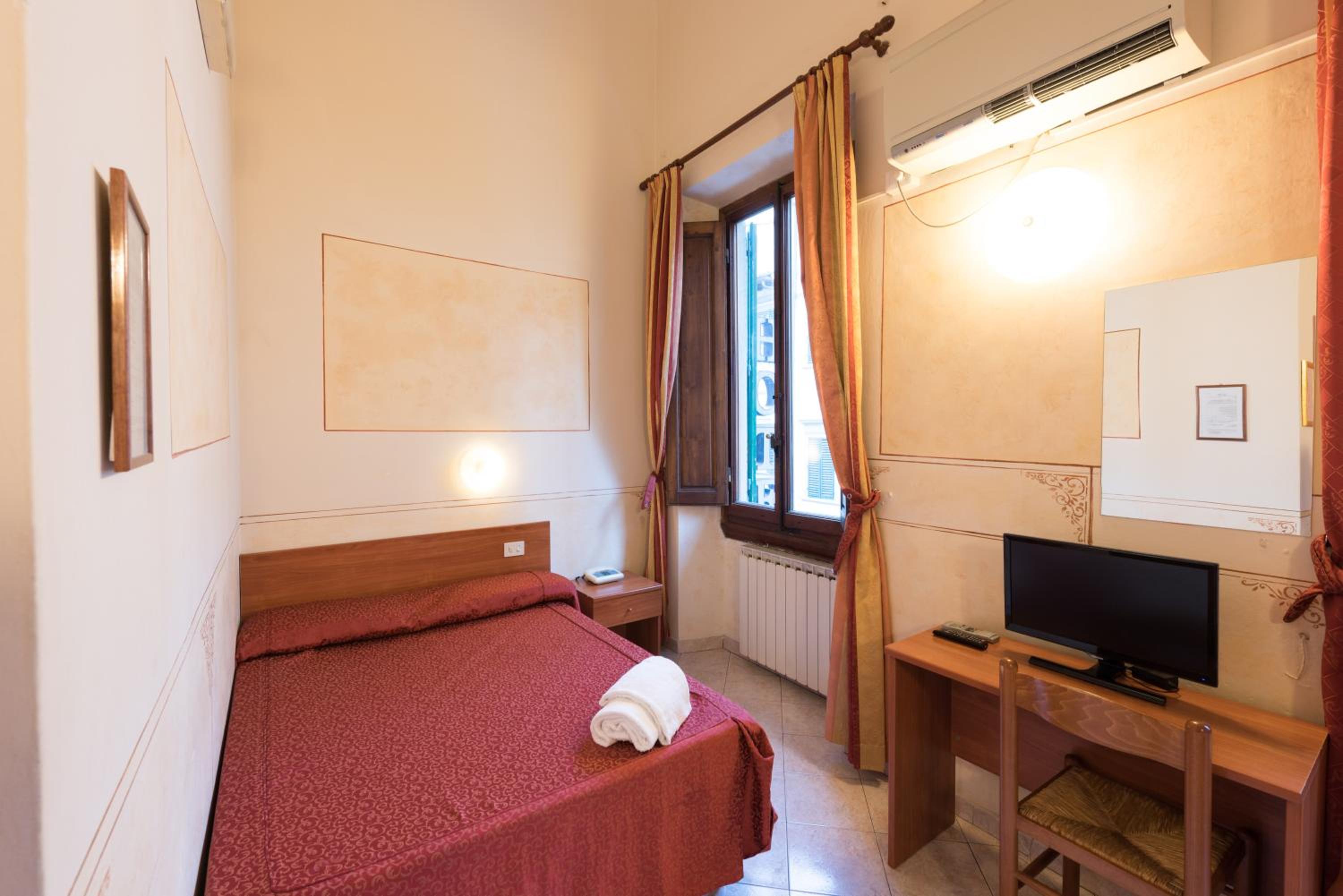 Economy Double Room with Shared Bathroom photo 3