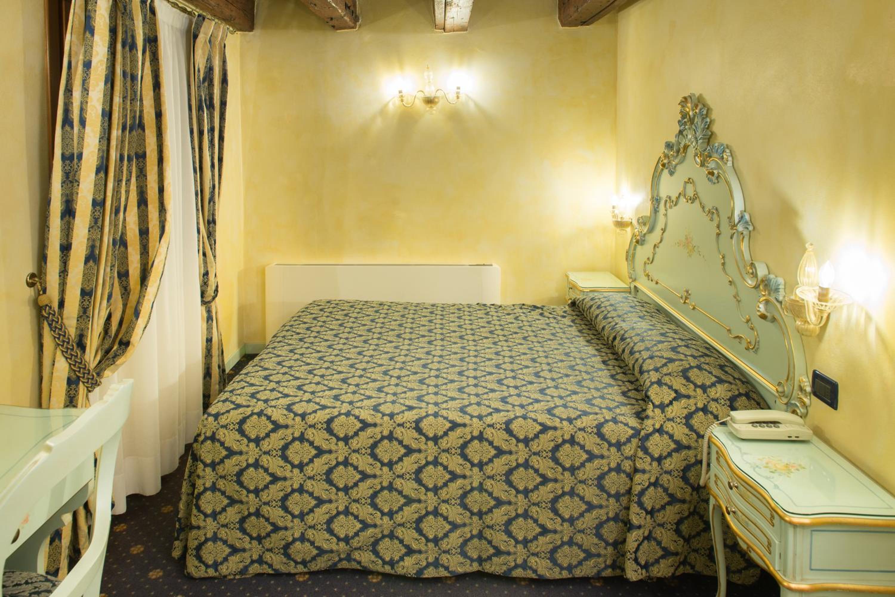 Superior Double or Twin Room with Canal View photo 1