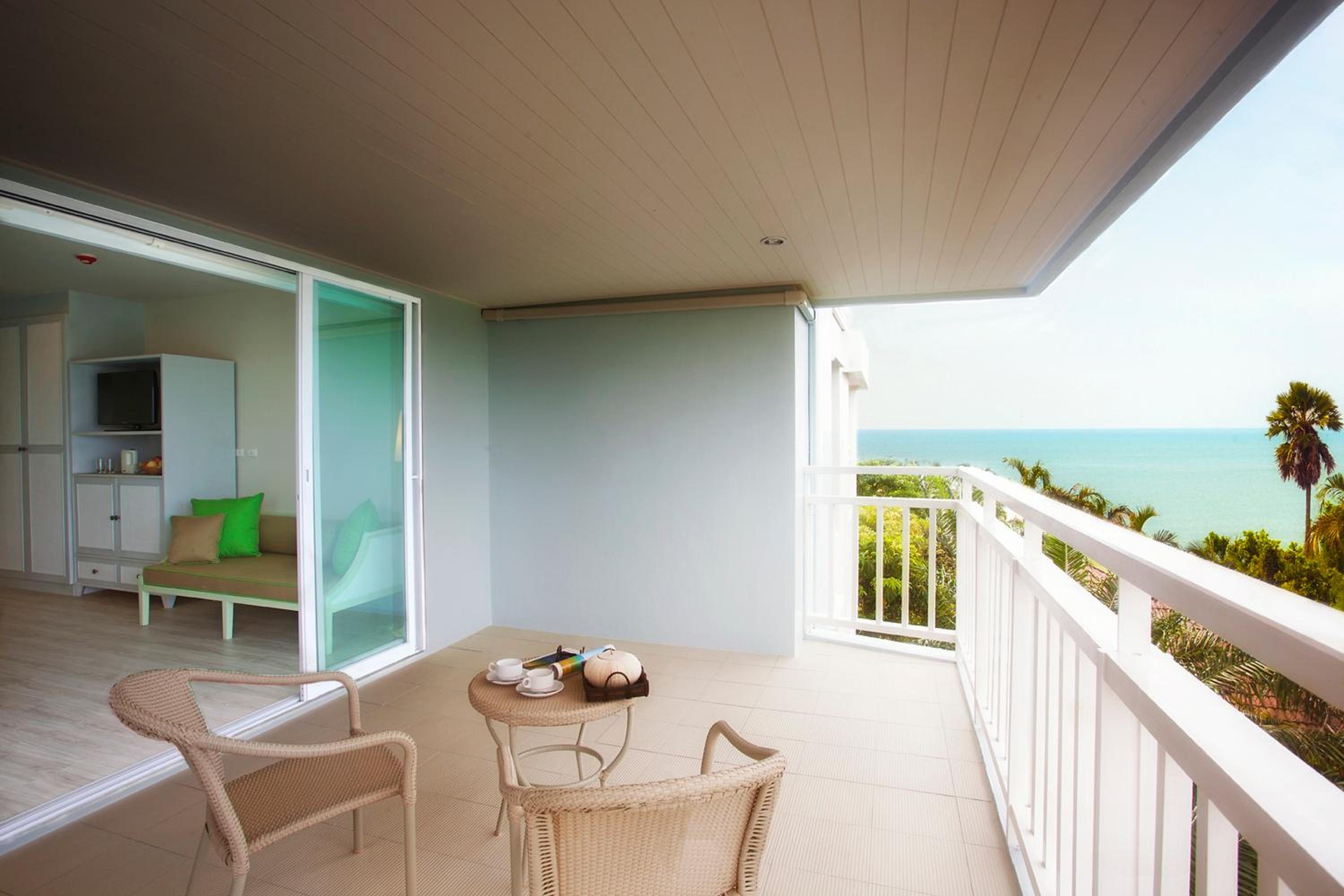 Deluxe Double Room with Sea View - Photo 3