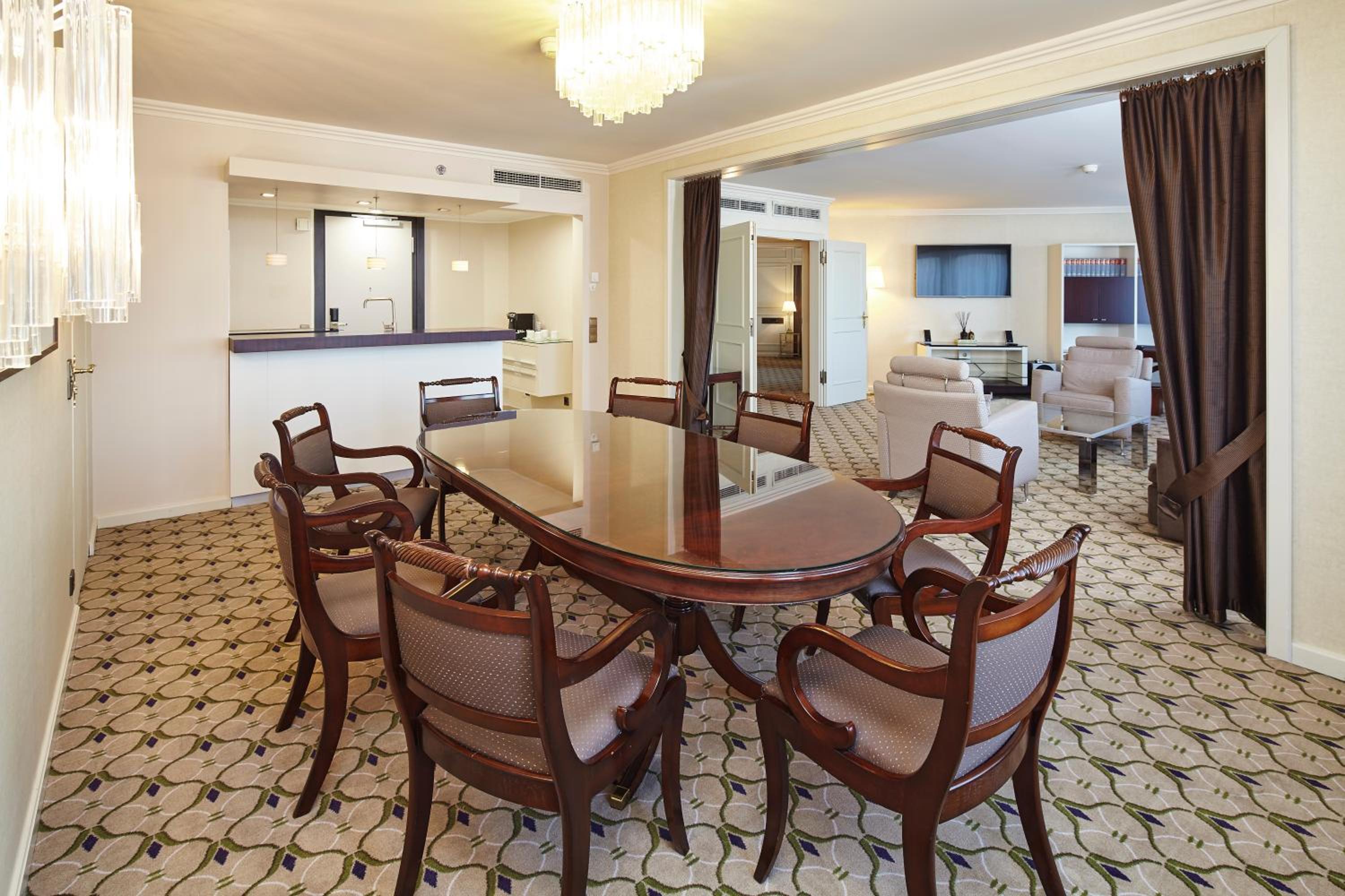 Suite - Photo 8