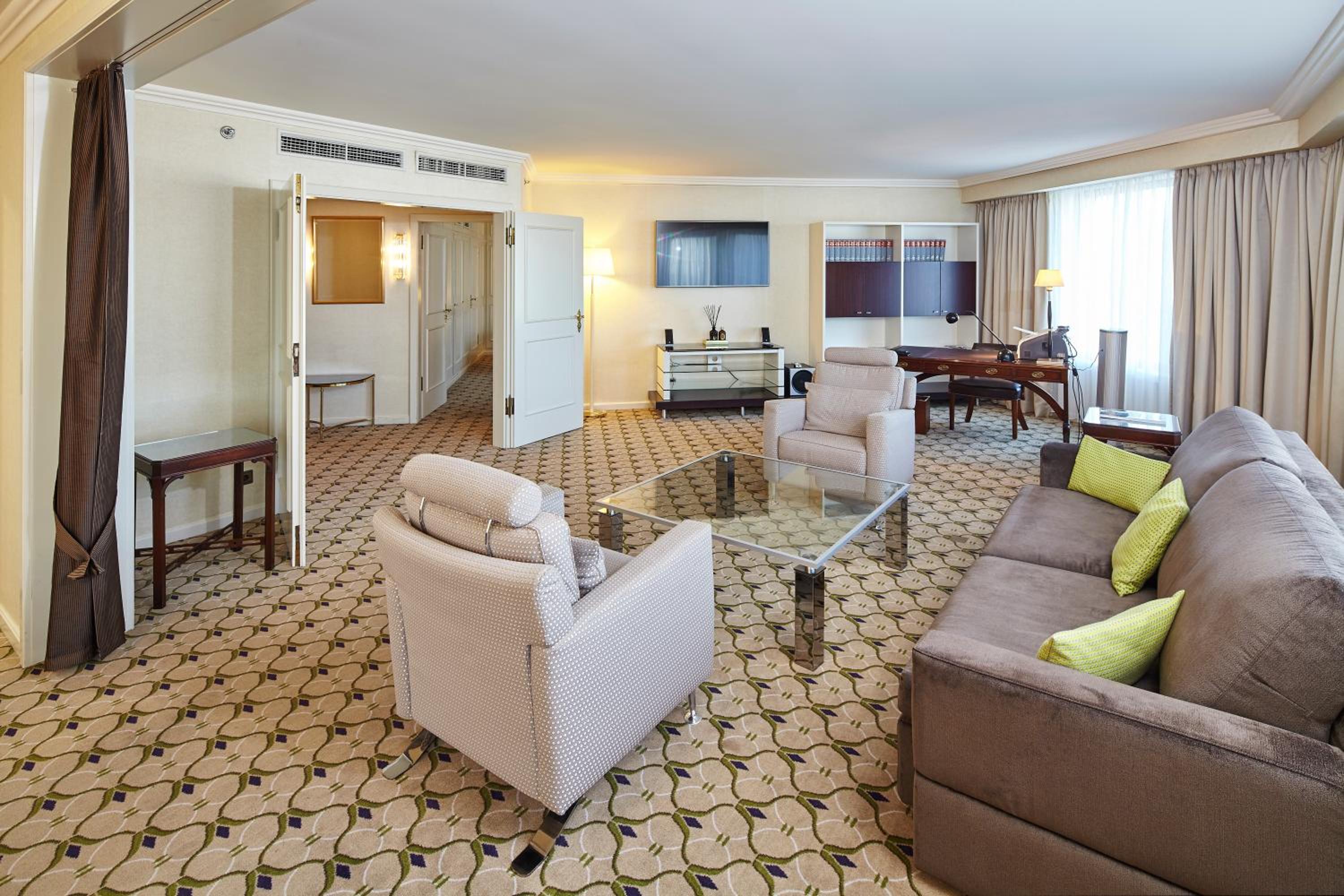 Suite - Photo 5