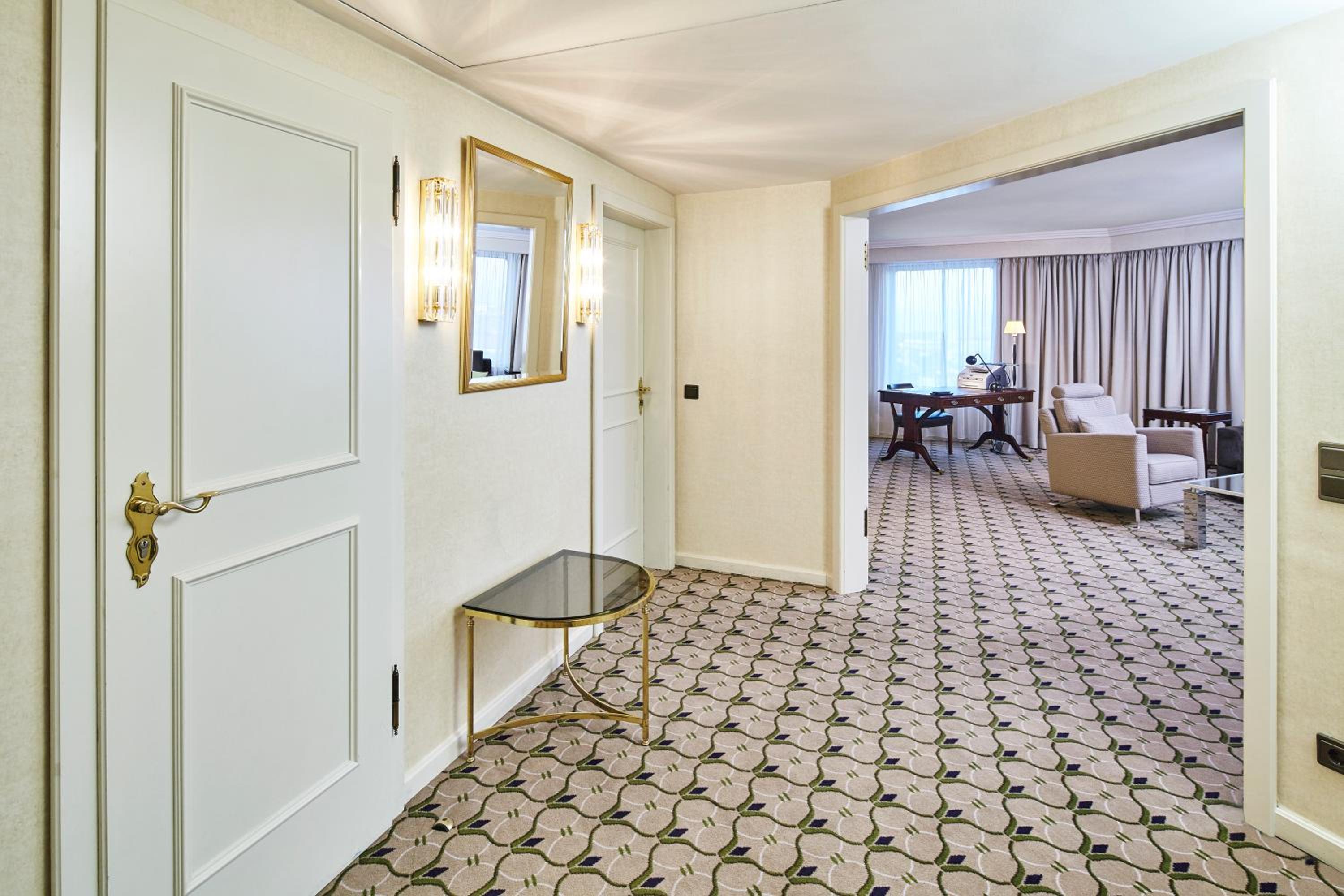 Suite - Photo 7