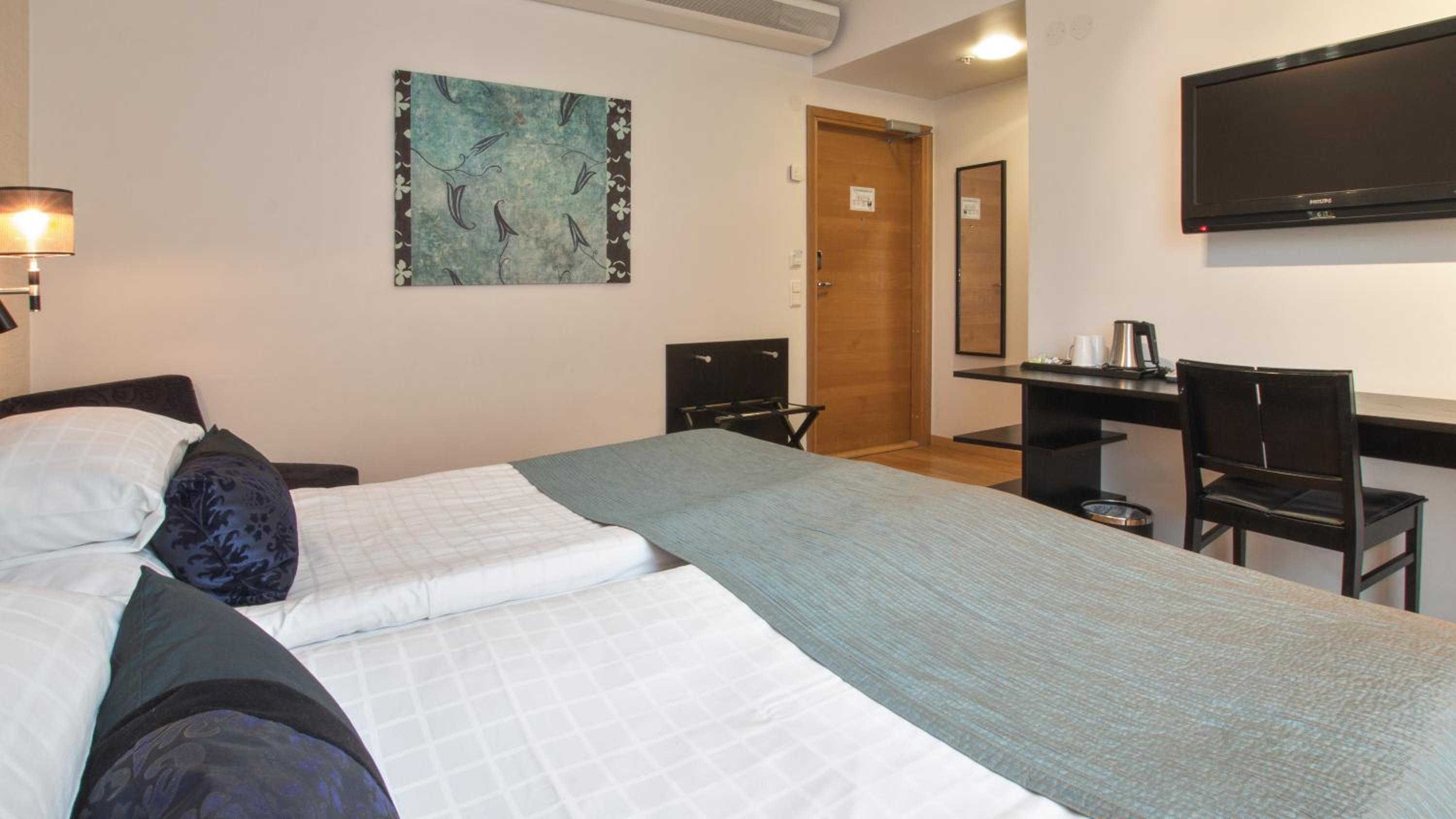 Standard Twin Room - Photo 4