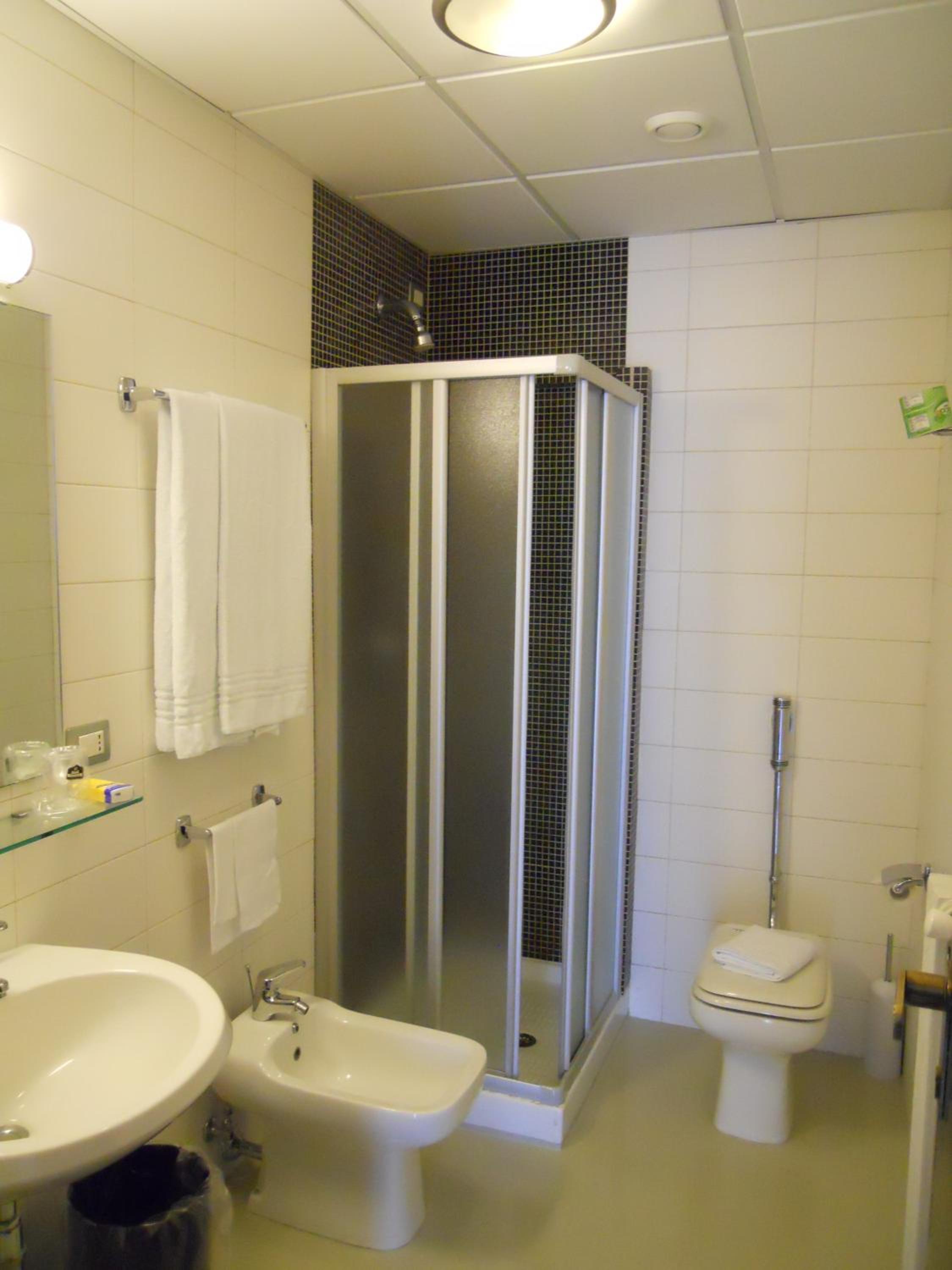 Twin Room - Photo 5