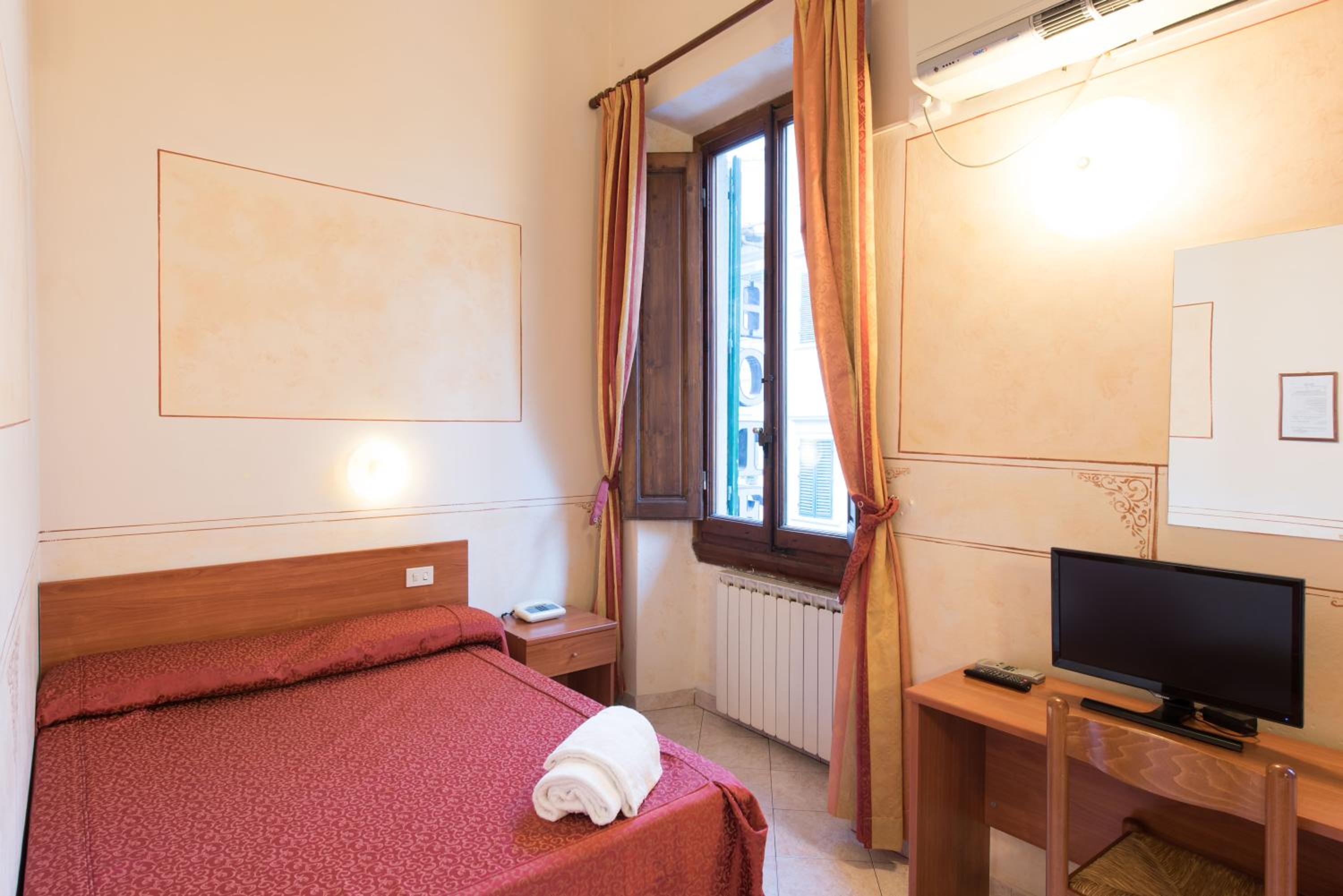 Economy Double Room with Shared Bathroom photo 1