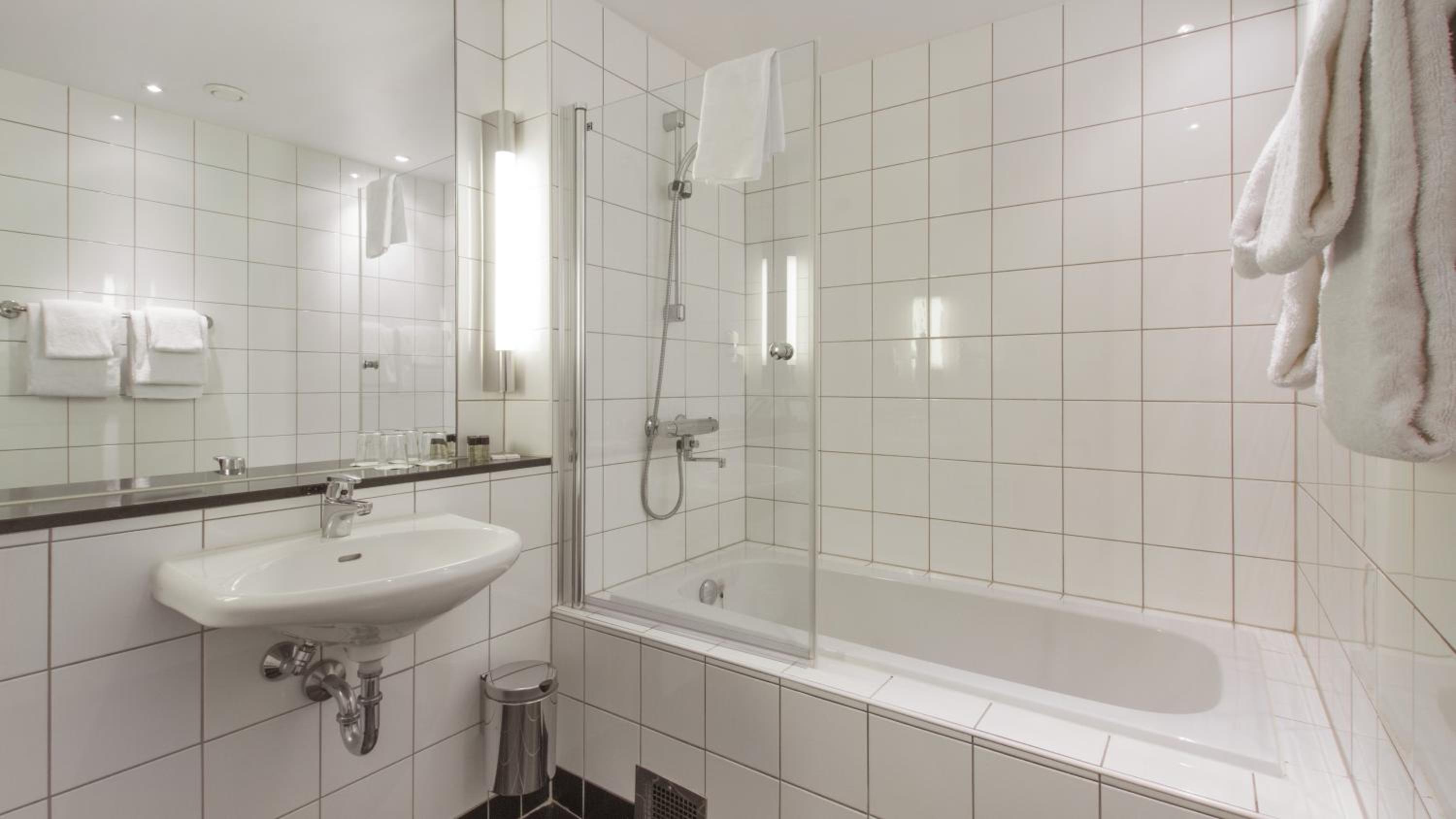 Premium King Room - Non-Smoking - Photo 7