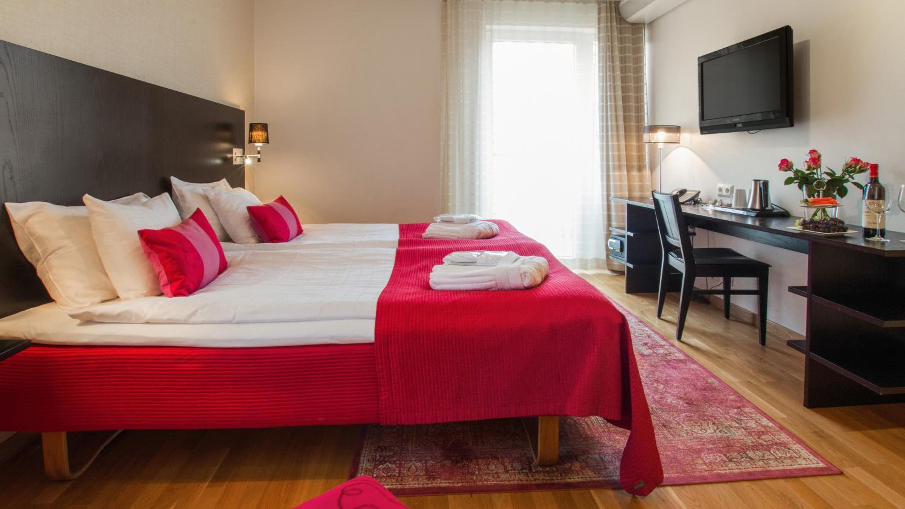 Premium King Room - Non-Smoking - Photo 5