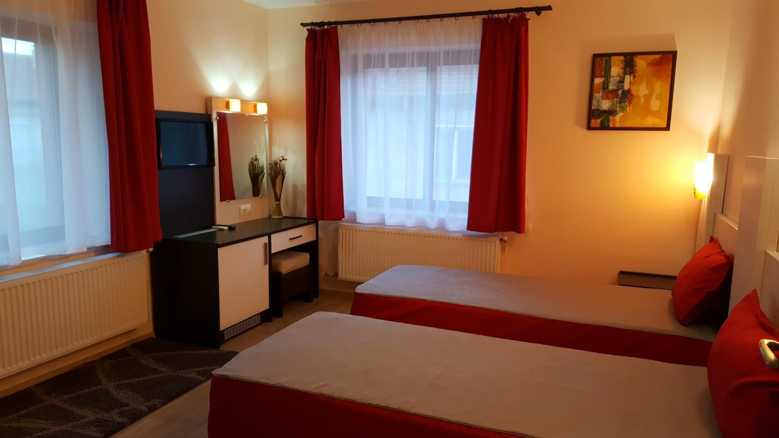 Twin Room - Photo 3