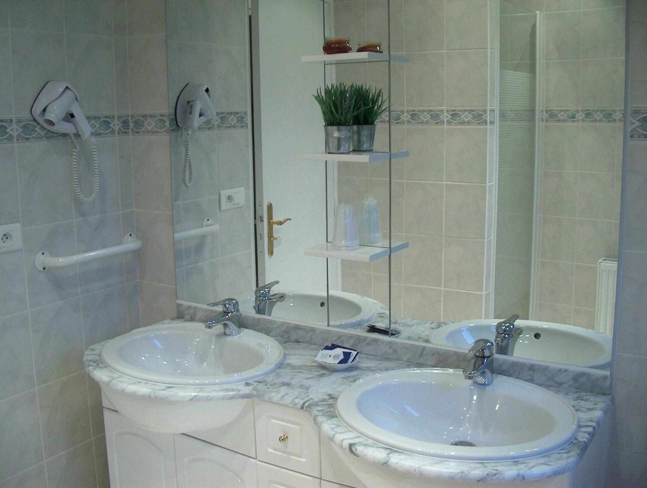 Triple Room with Private Bathroom photo 2