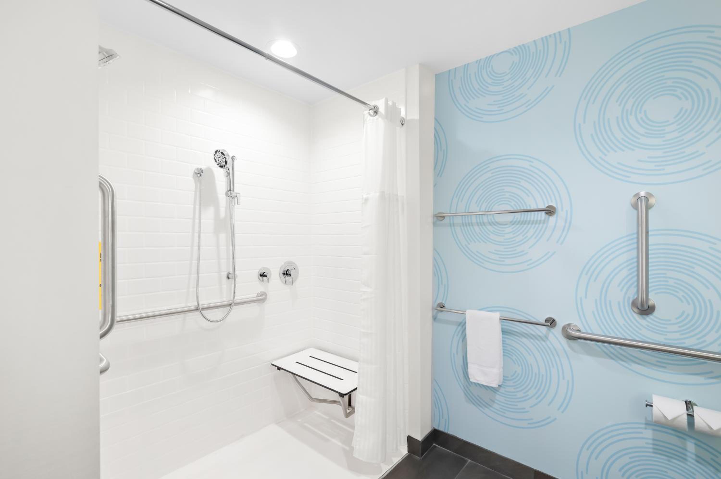 Queen Room with Two Queen Beds and Roll-In Shower - Mobility Access - Photo 2
