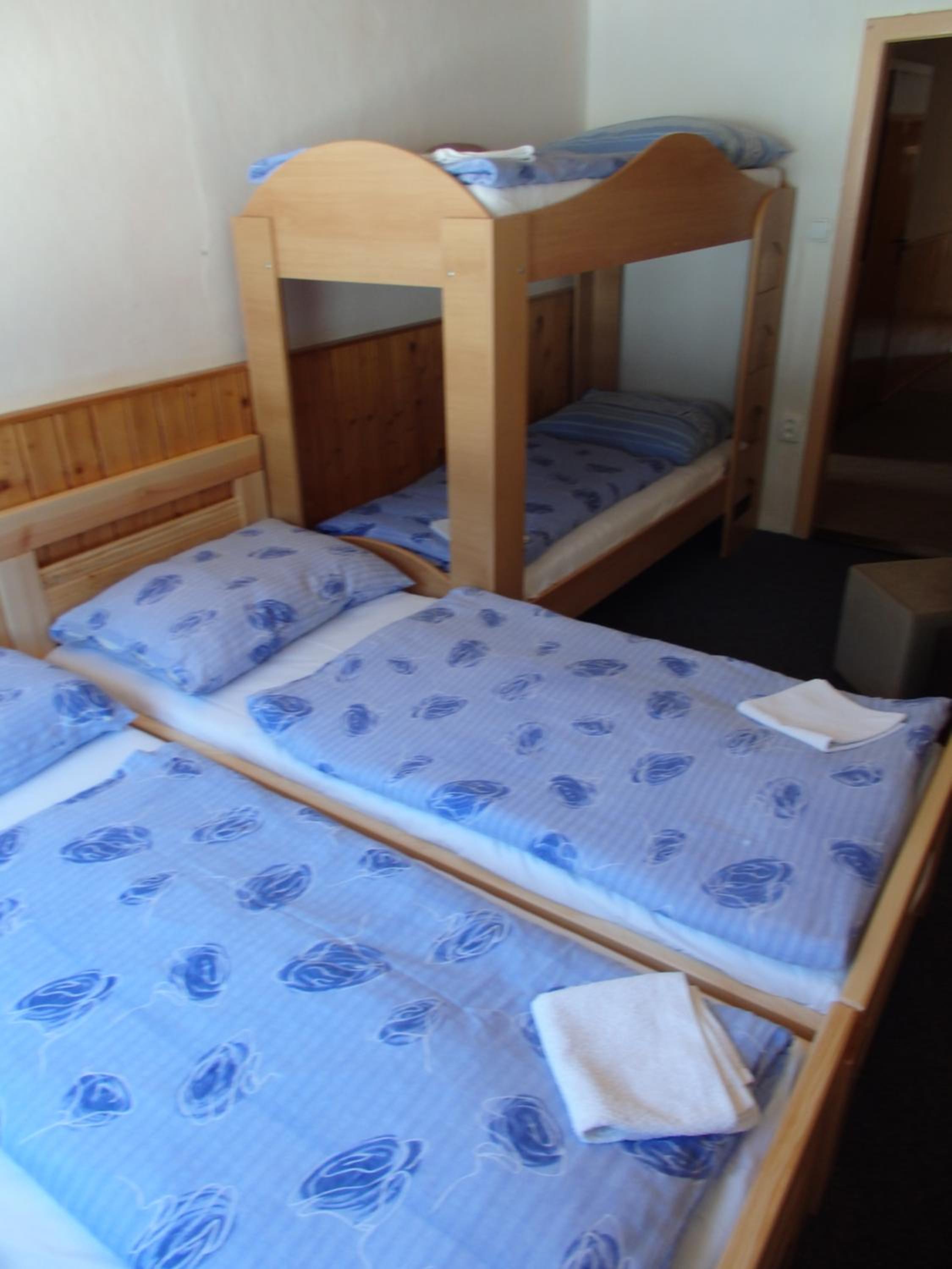 Quadruple Room with Shared Bathroom photo 2