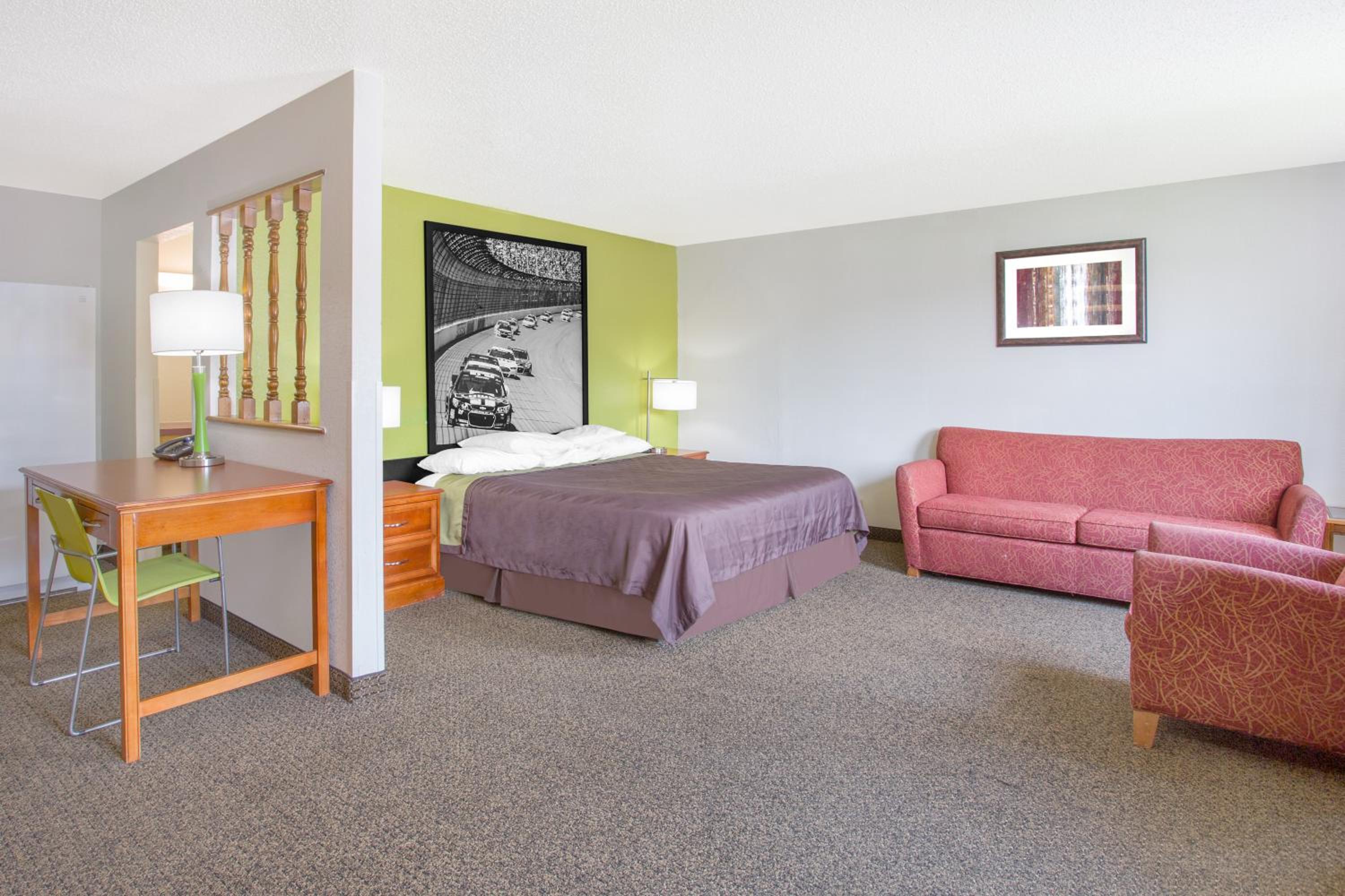 King Suite- Non-Smoking - Photo 1