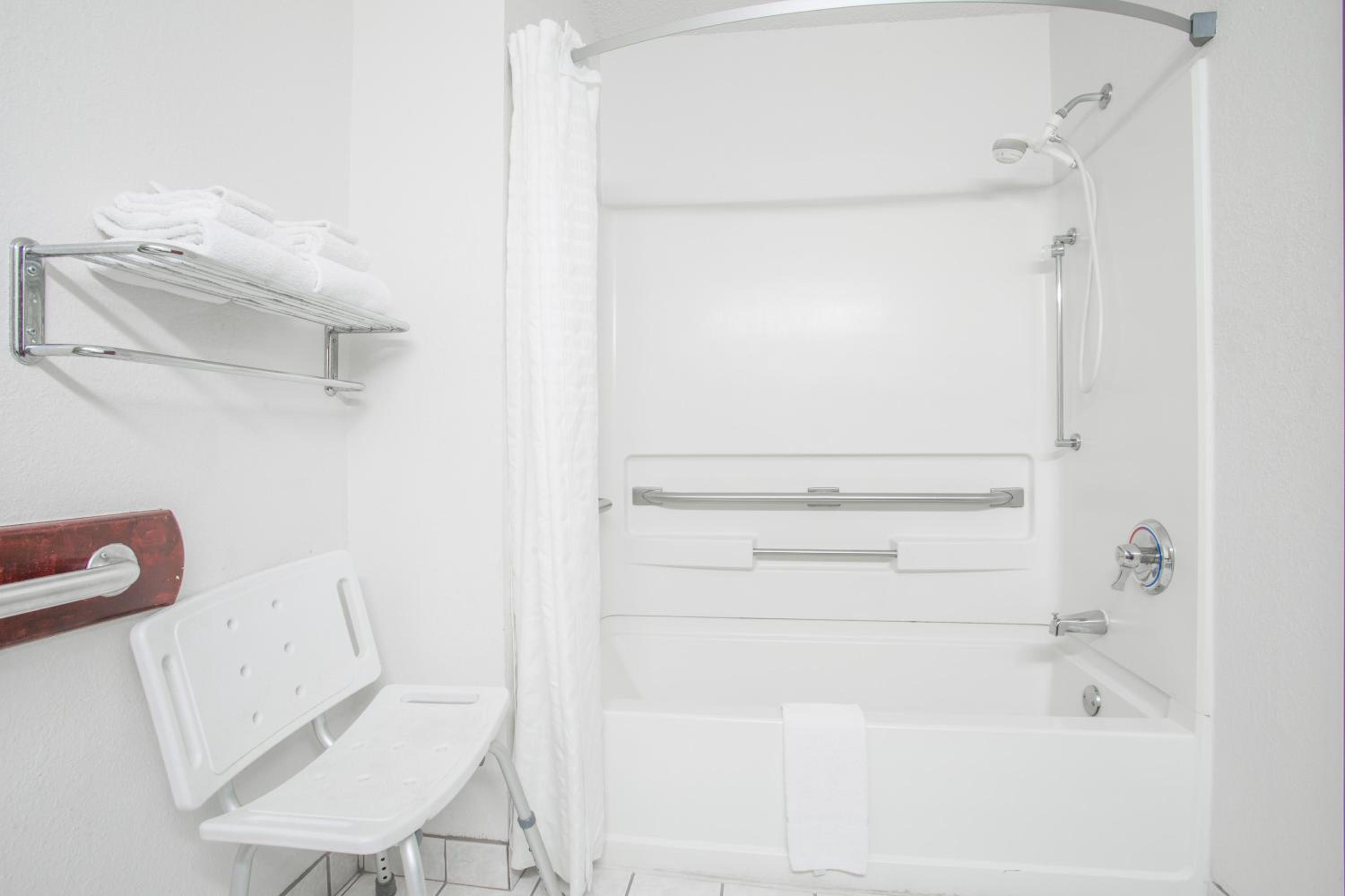 Queen Room - Mobility Access/Non-Smoking - Photo 8