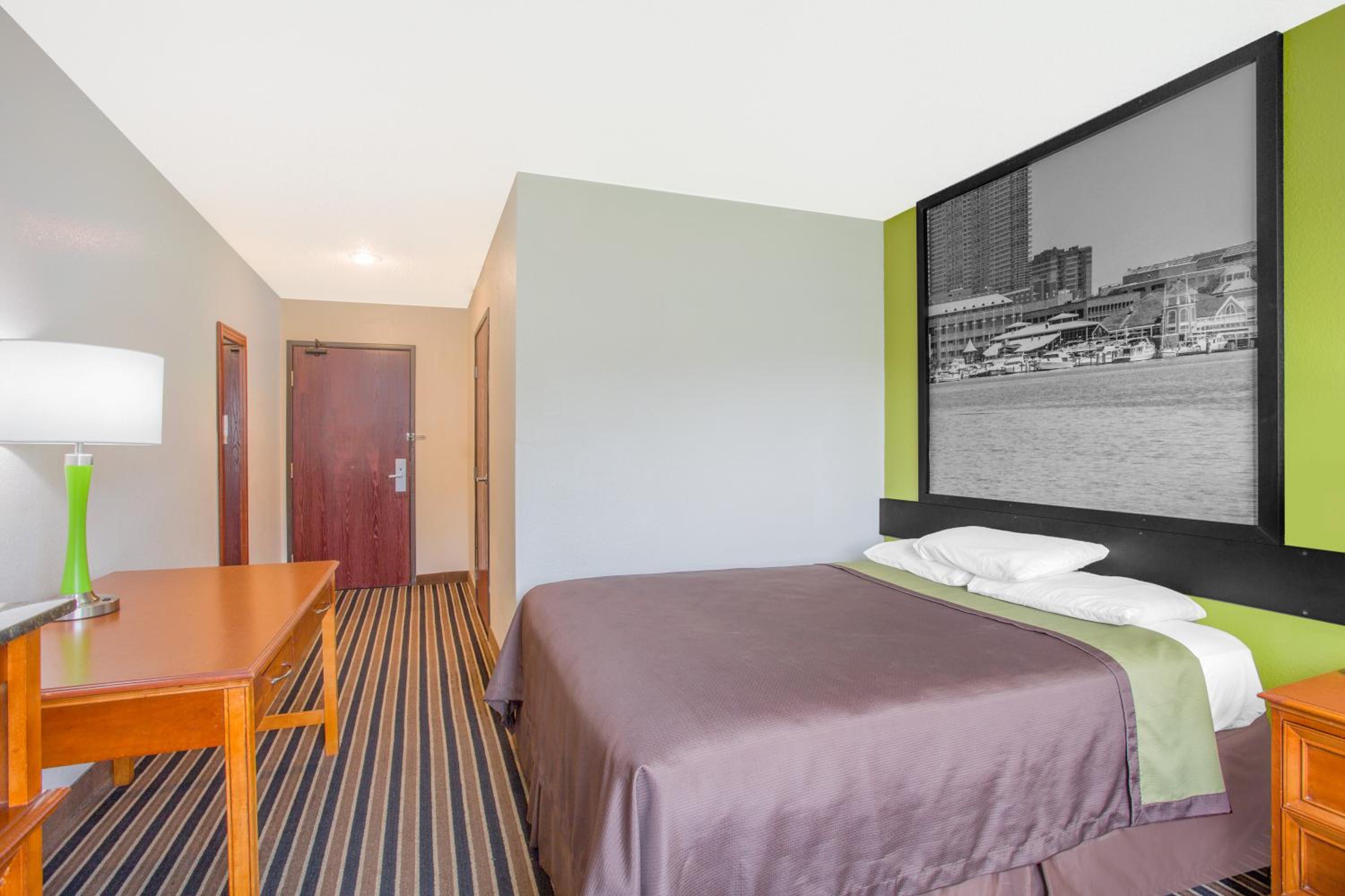King Room - Non-Smoking - Photo 3