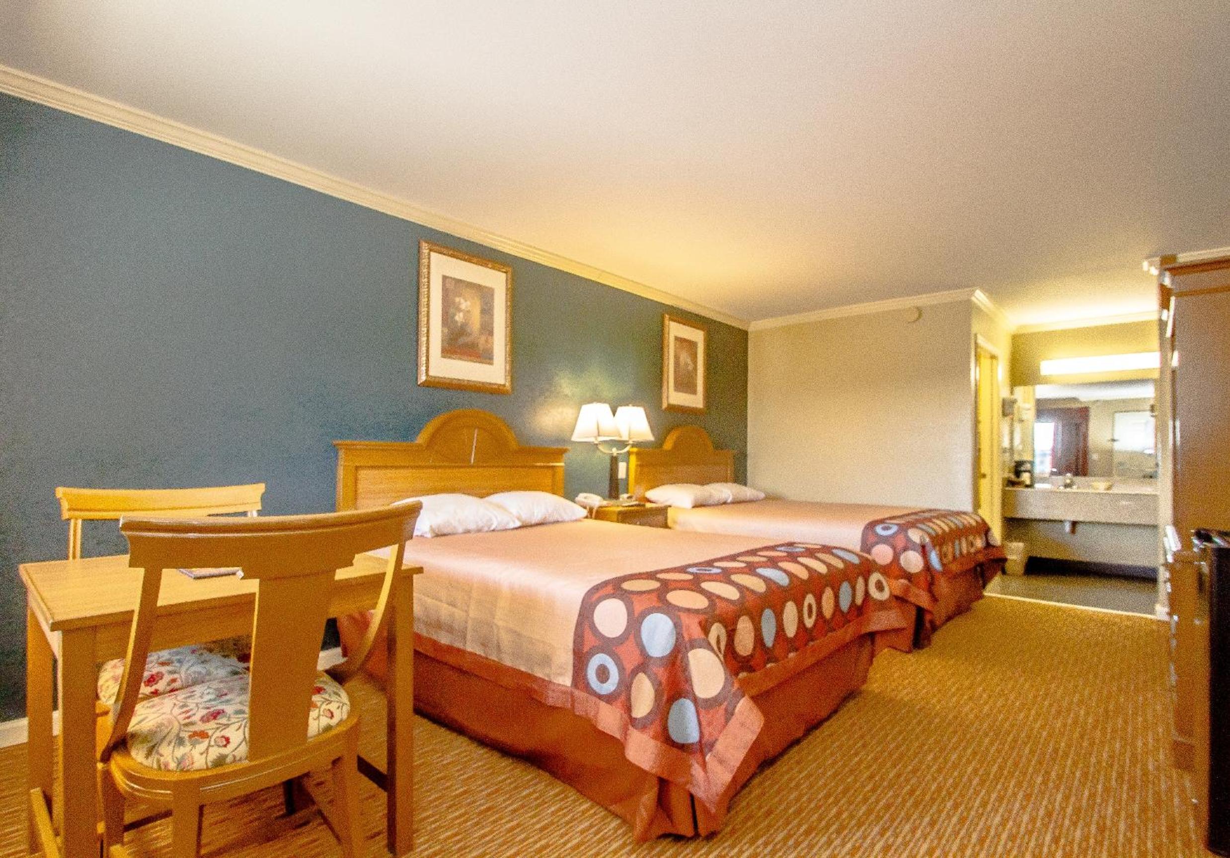 Queen Room with Two Queen Beds - Non-Smoking - Photo 1