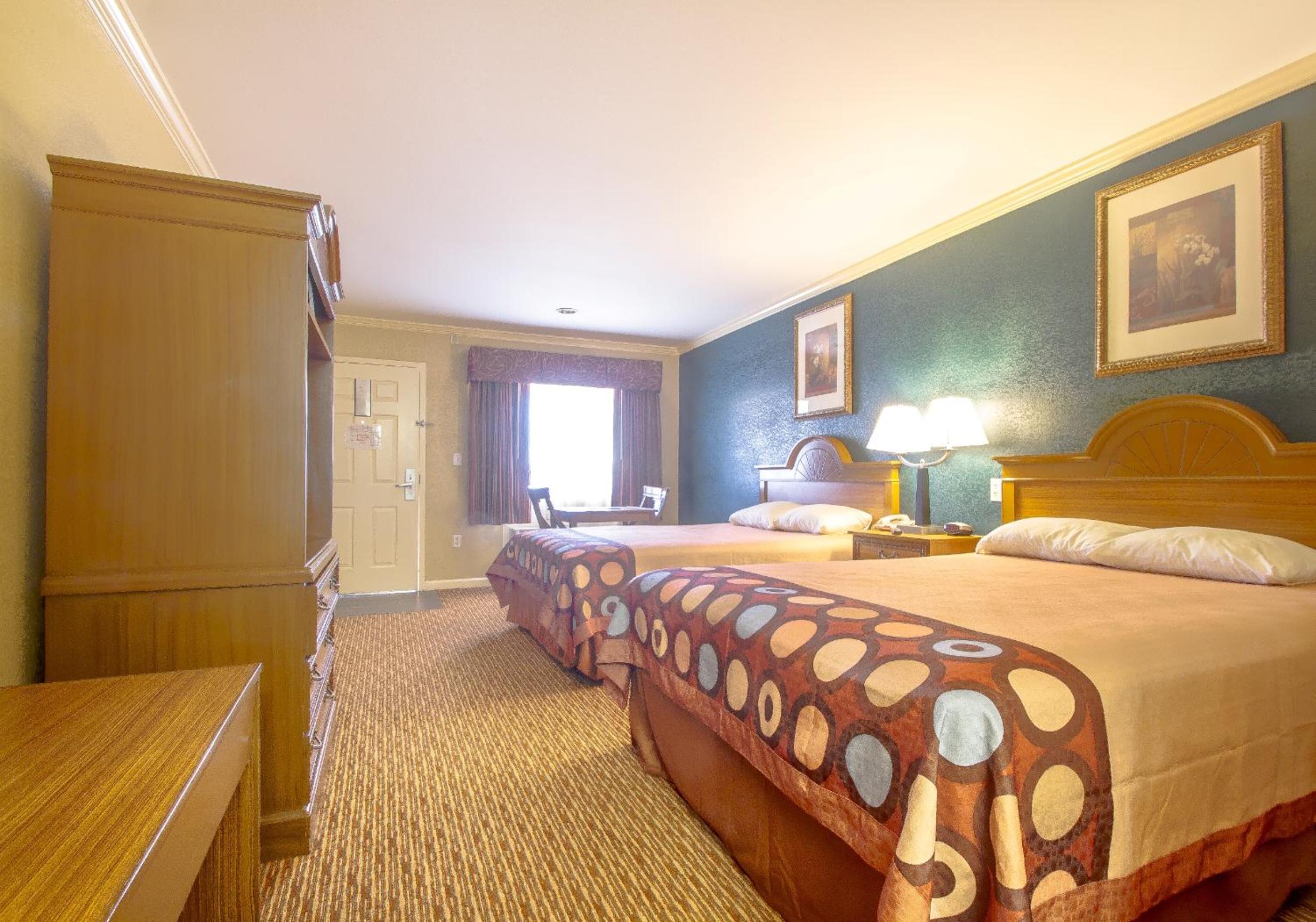 Queen Room with Two Queen Beds - Non-Smoking - Photo 2