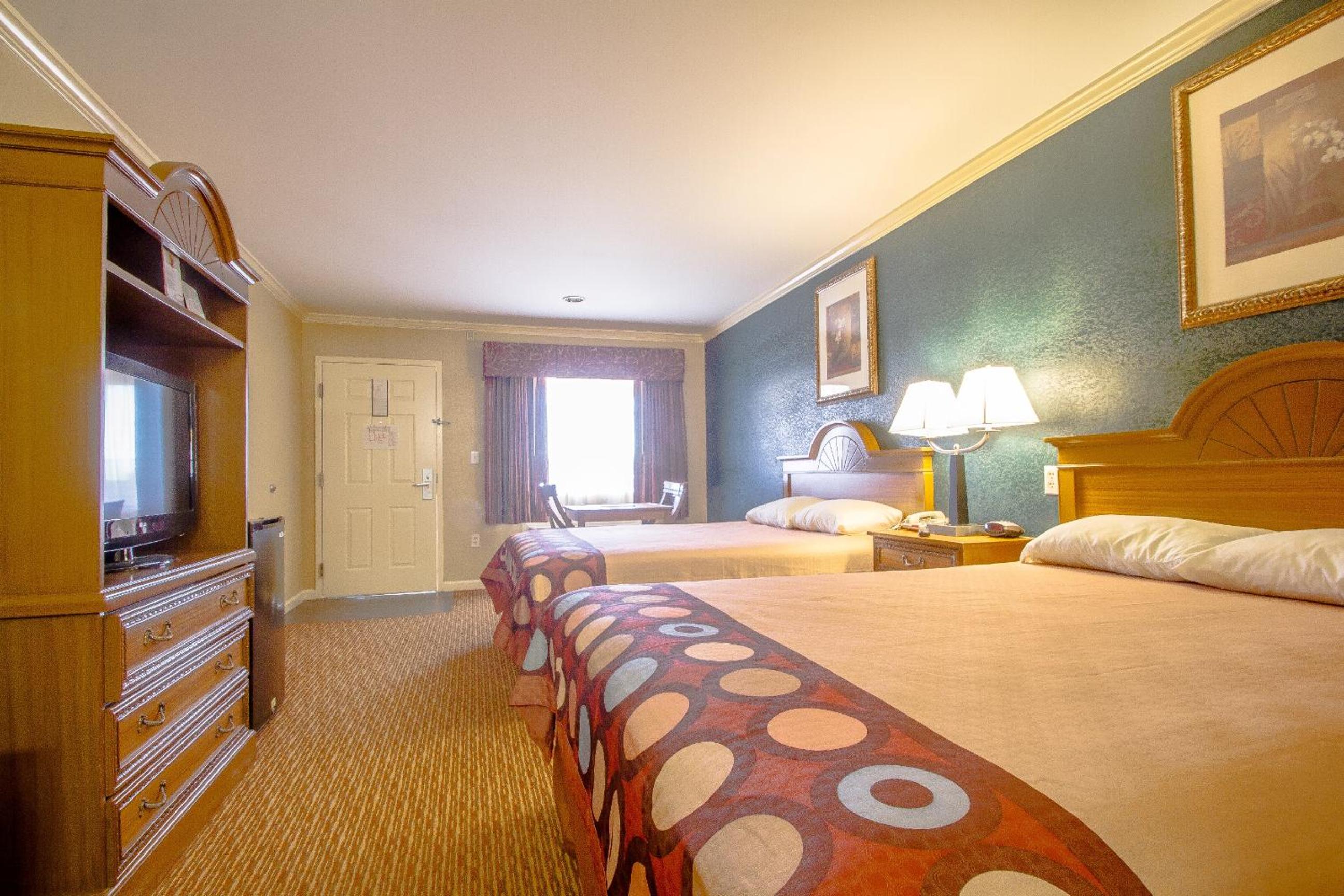 Queen Room with Two Queen Beds - Non-Smoking - Photo 3