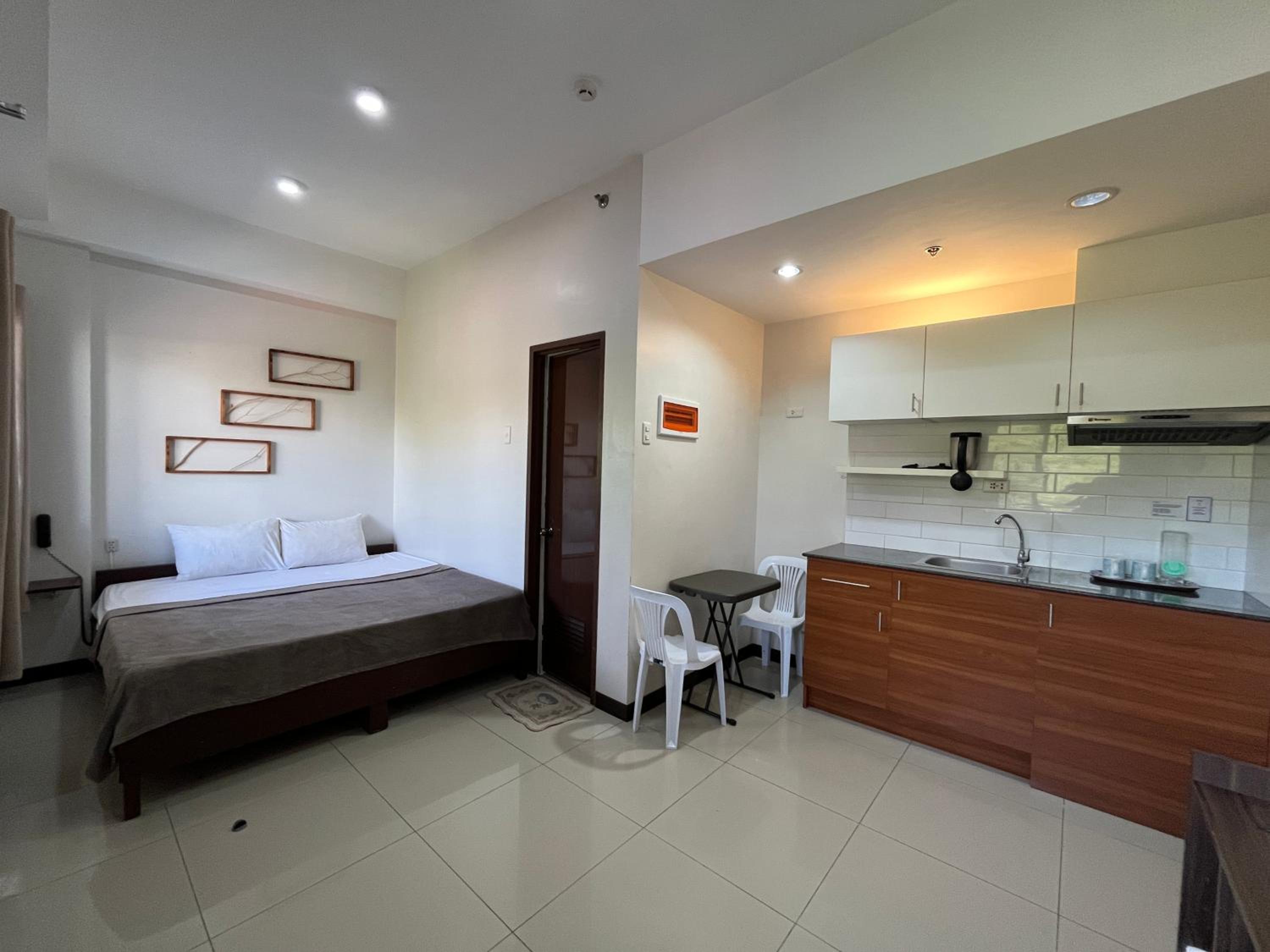Deluxe Room (2 Adults + 1 Child) - Photo 2