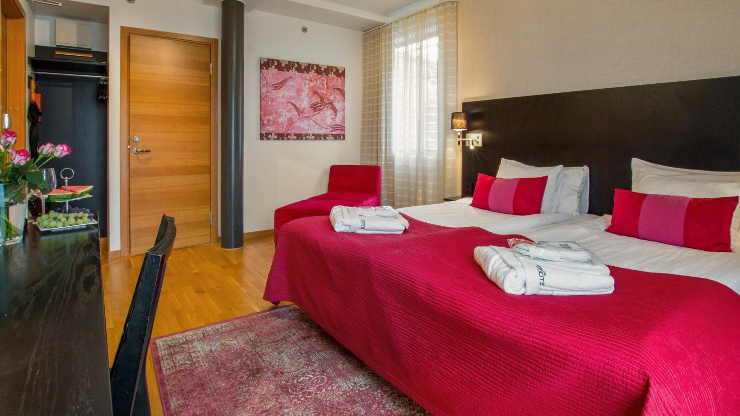 Premium King Room - Non-Smoking - Photo 4