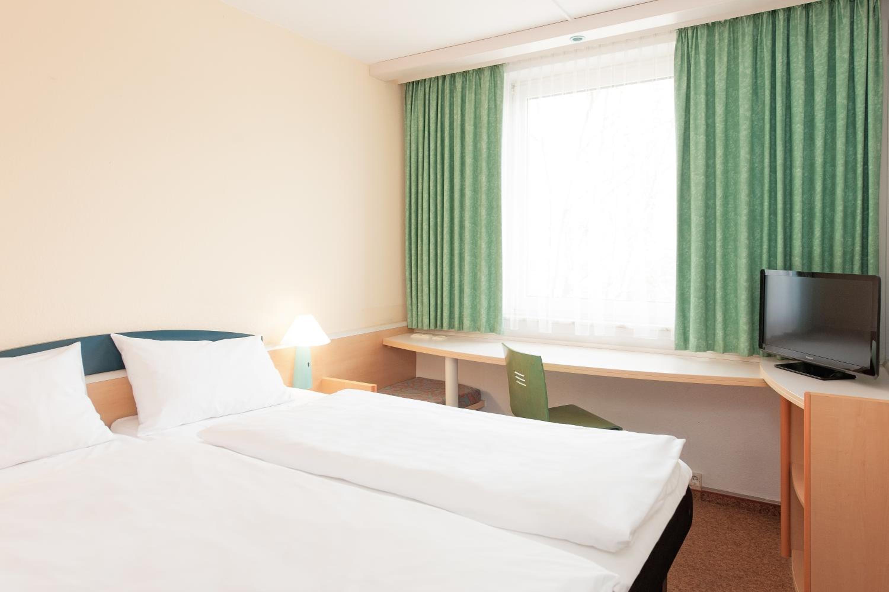 Standard Twin Room - Photo 1