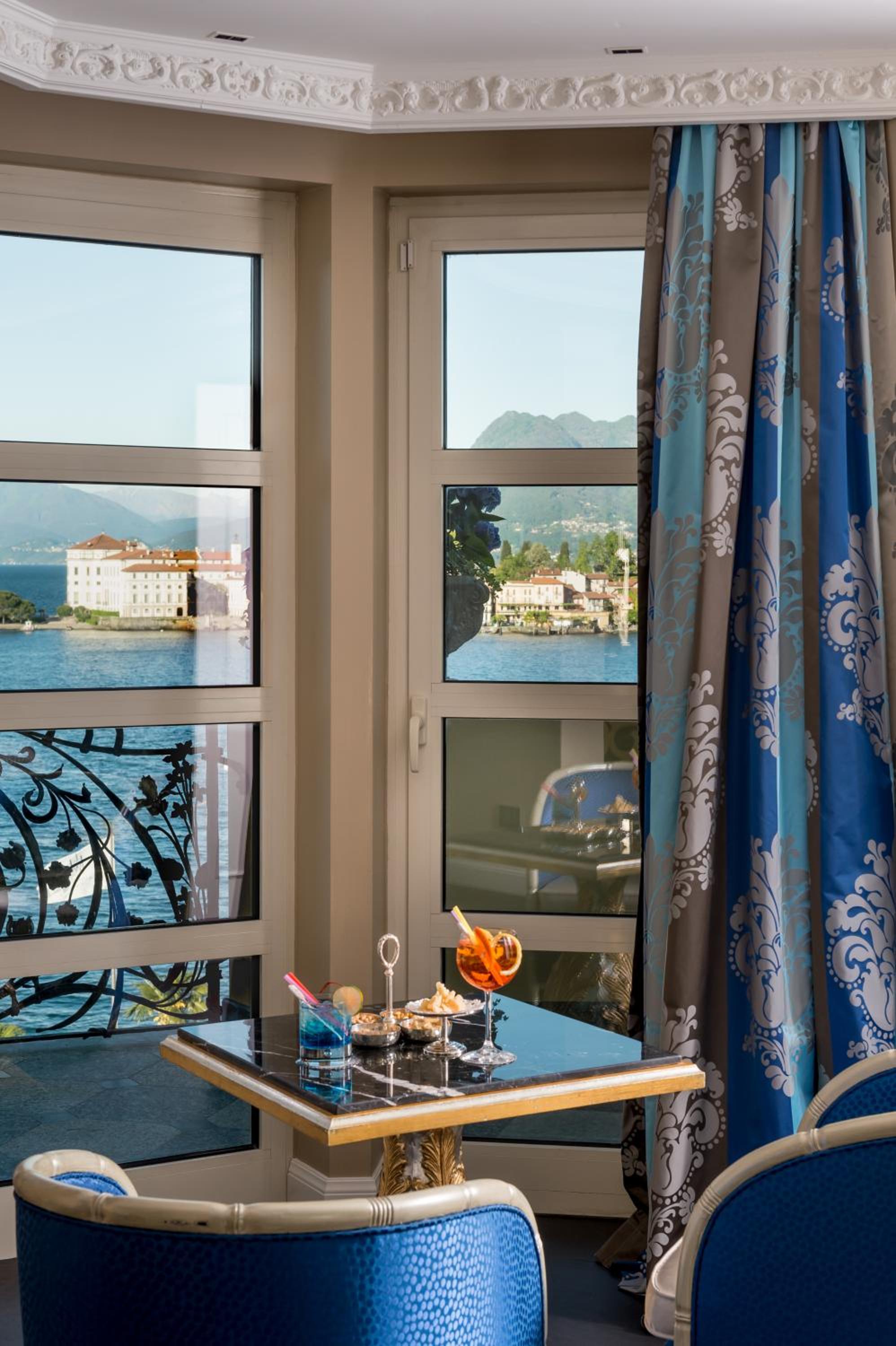 Superior Suite with Lake View - Photo 9