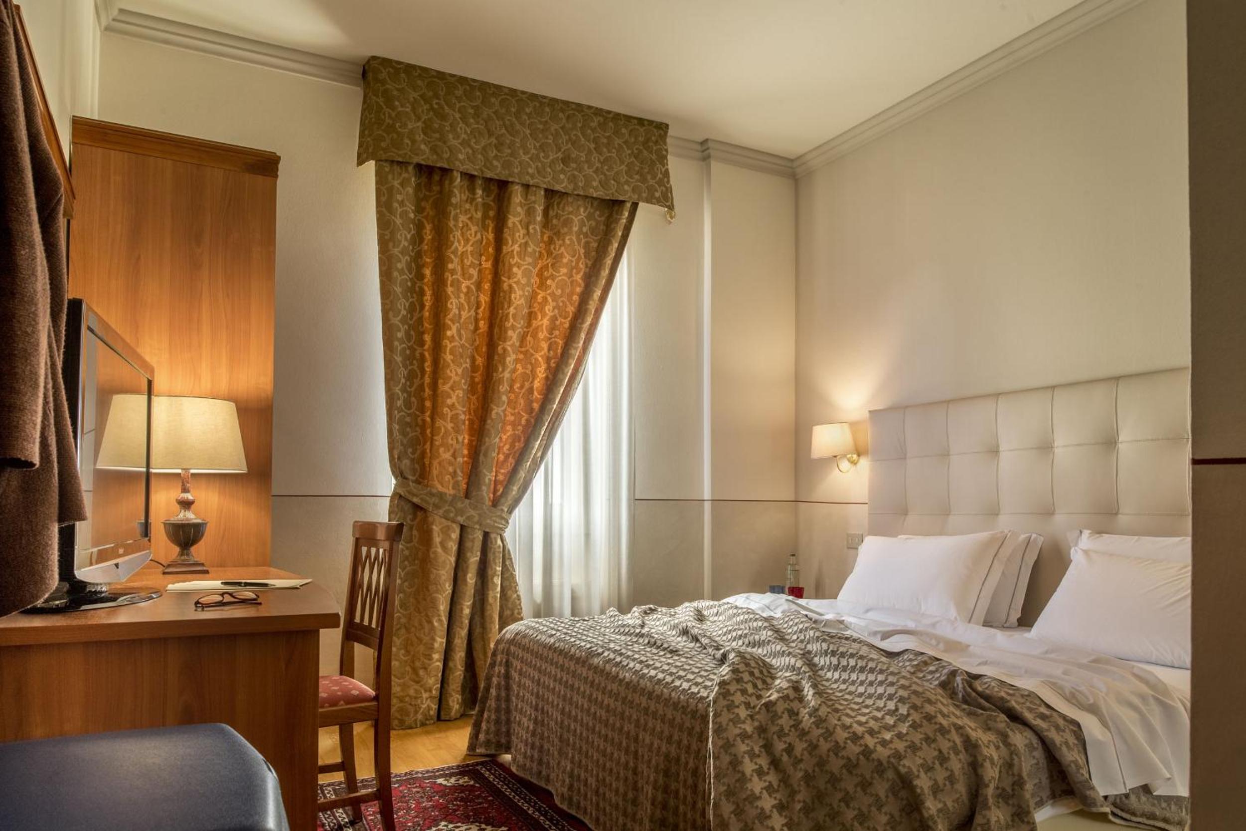 Standard Double or Twin Room - Photo 1