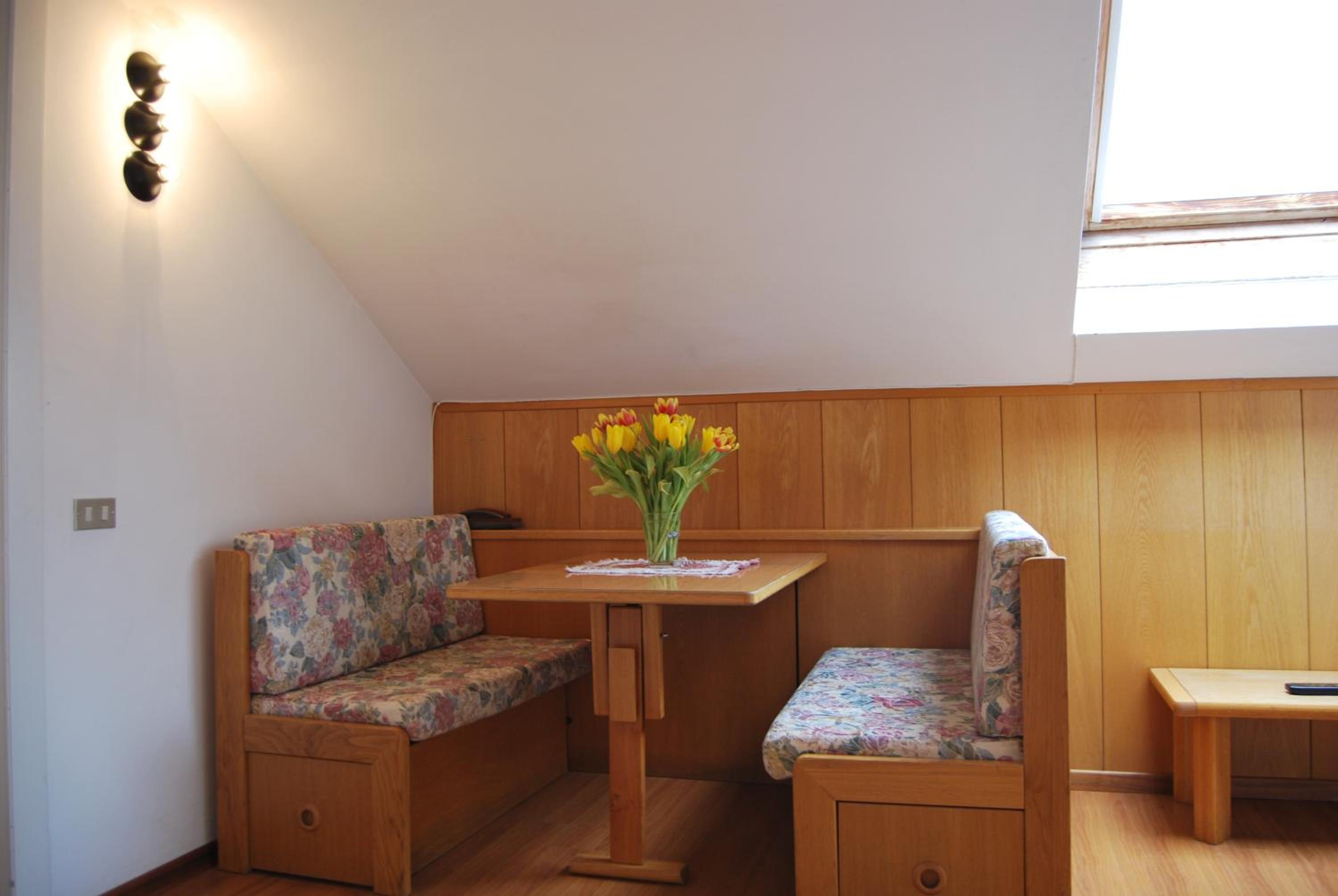 One-Bedroom Apartment - Attic - Photo 2