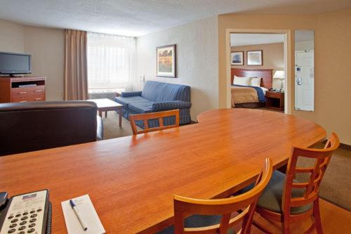One-Bedroom King Suite - Photo 6