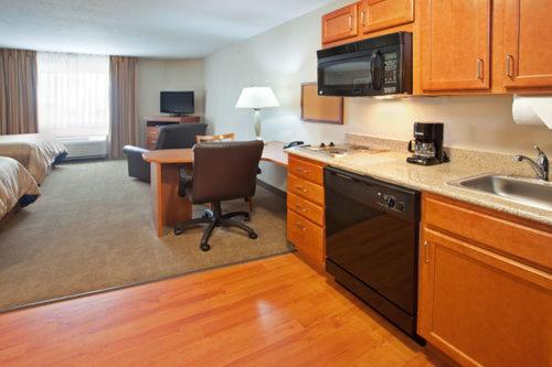 Studio Suite with Two Double Beds - Photo 2