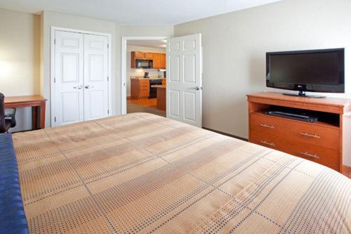One-Bedroom King Suite - Photo 5