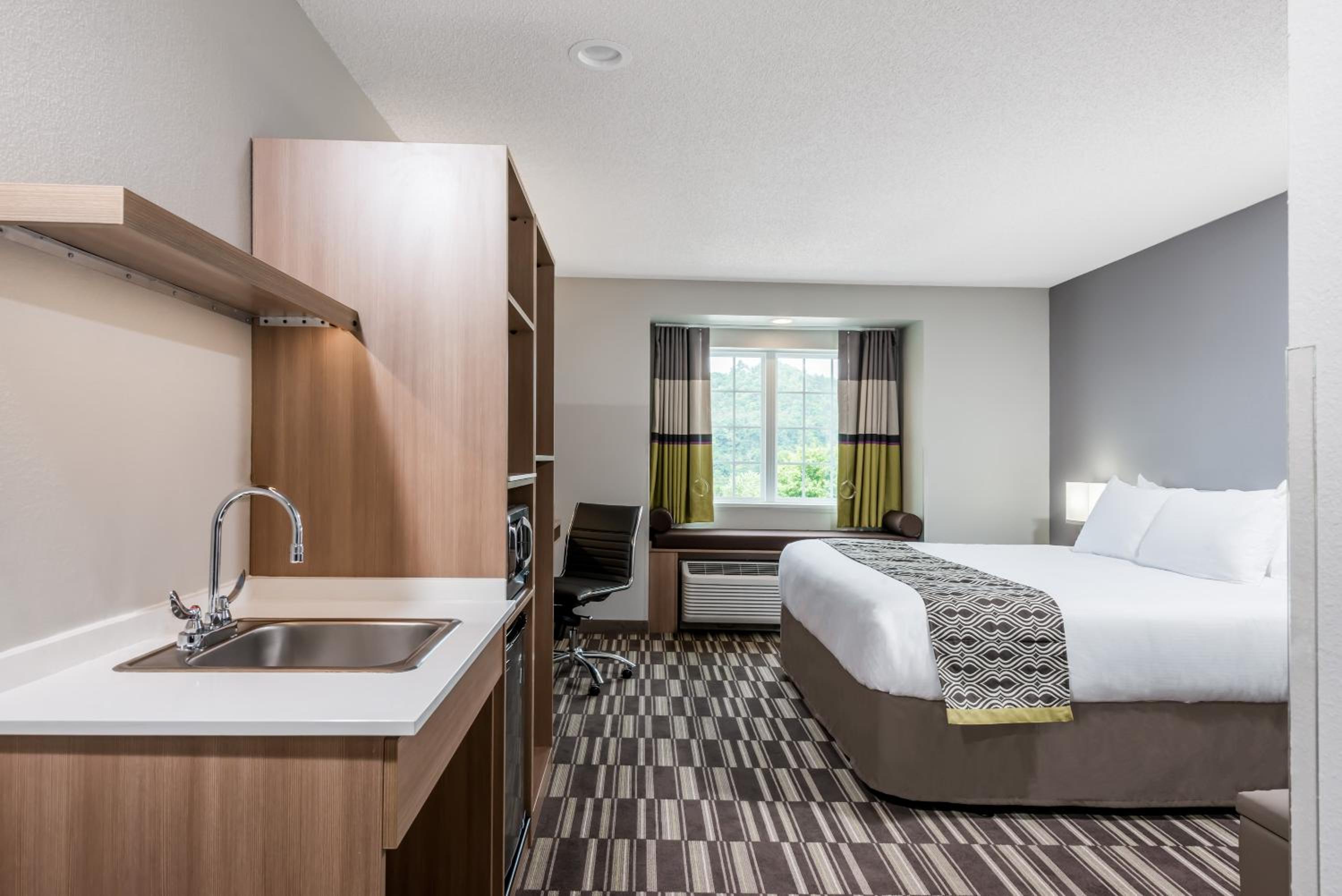 King Suite - Disability Access/Non-Smoking photo 1