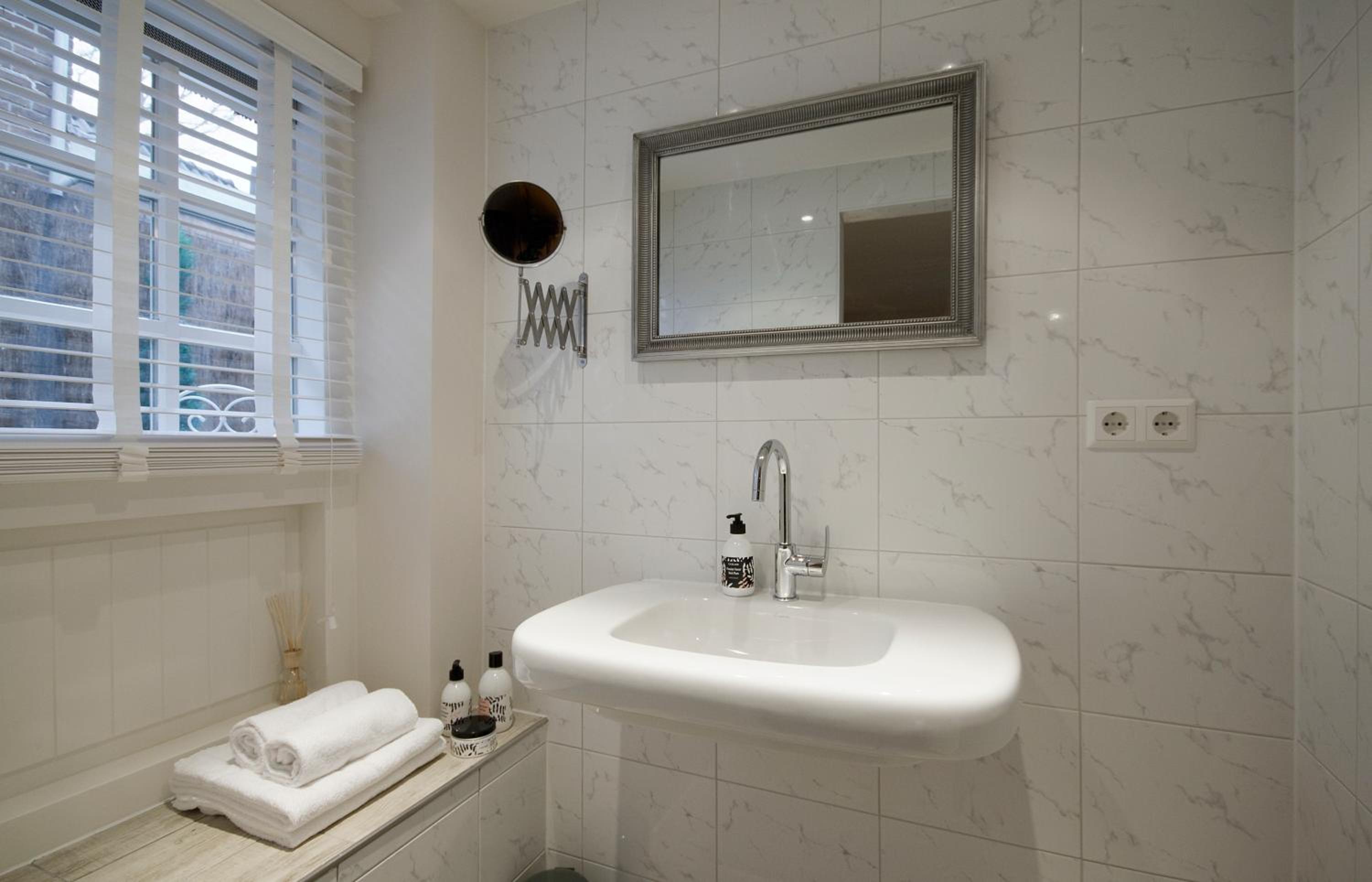 One-Bedroom Apartment with Garden View photo 2
