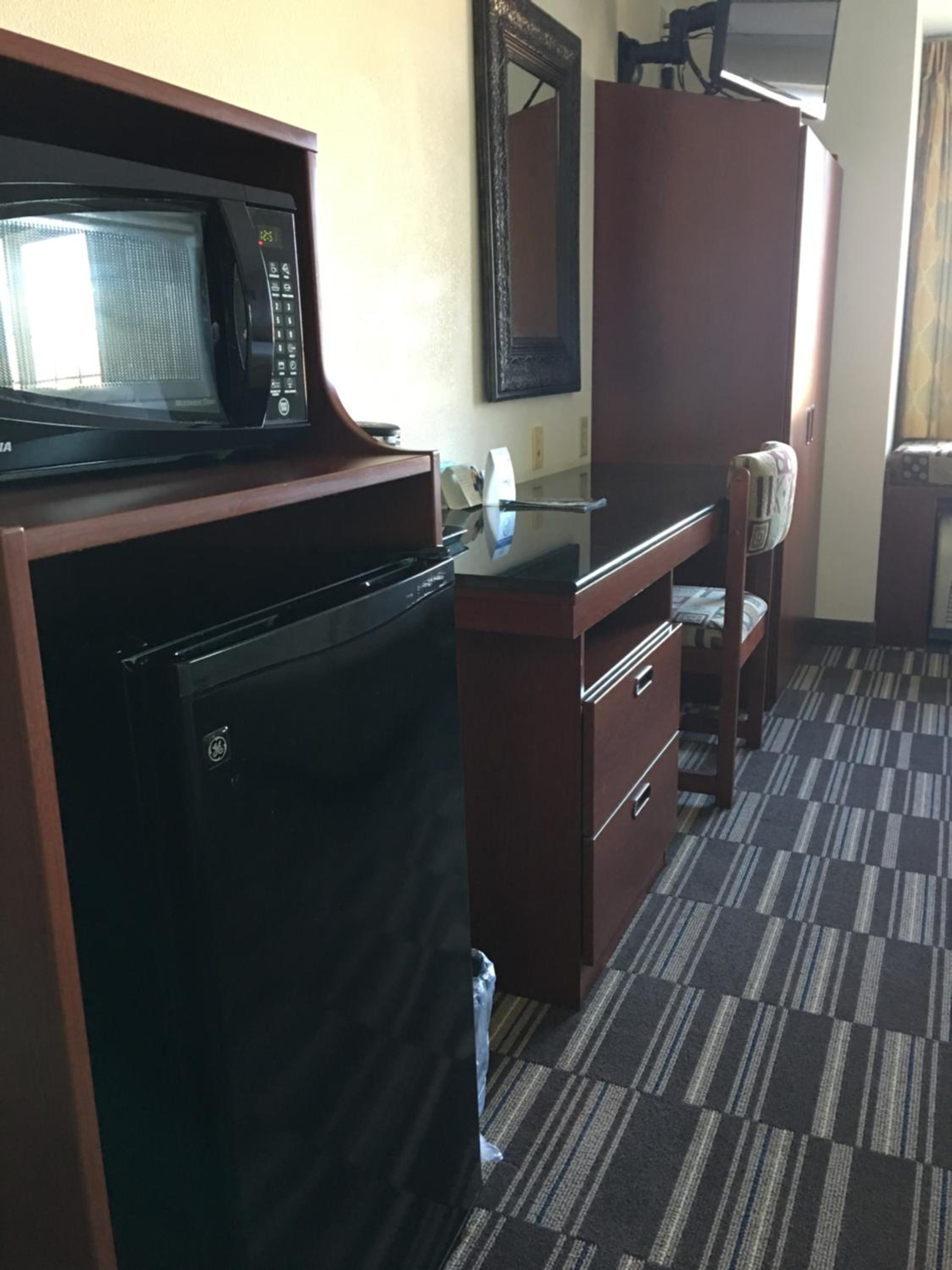 Queen Room with Two Queen Beds - Non-Smoking - Photo 2