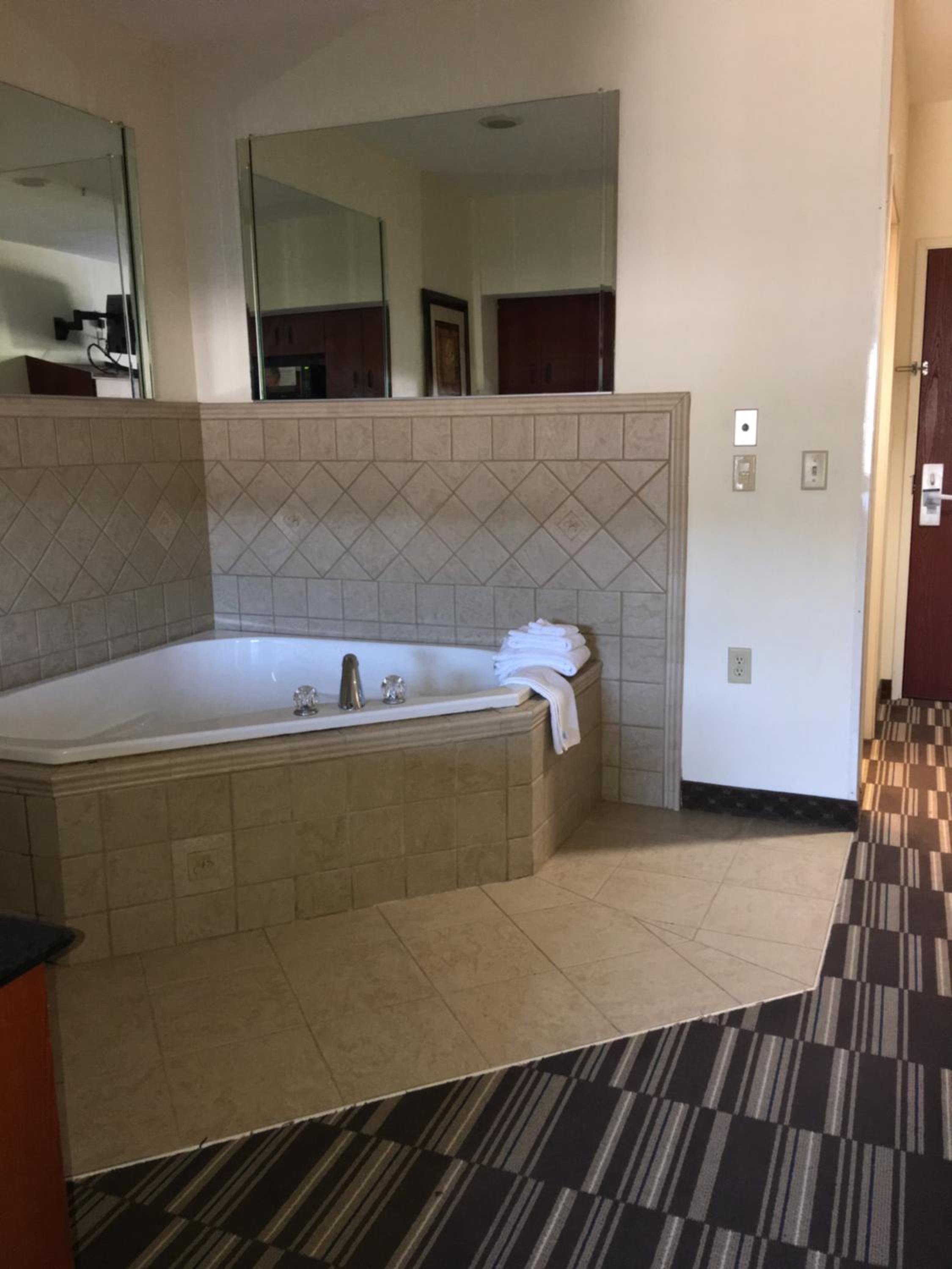 Deluxe Queen Suite - Non-Smoking - Photo 2