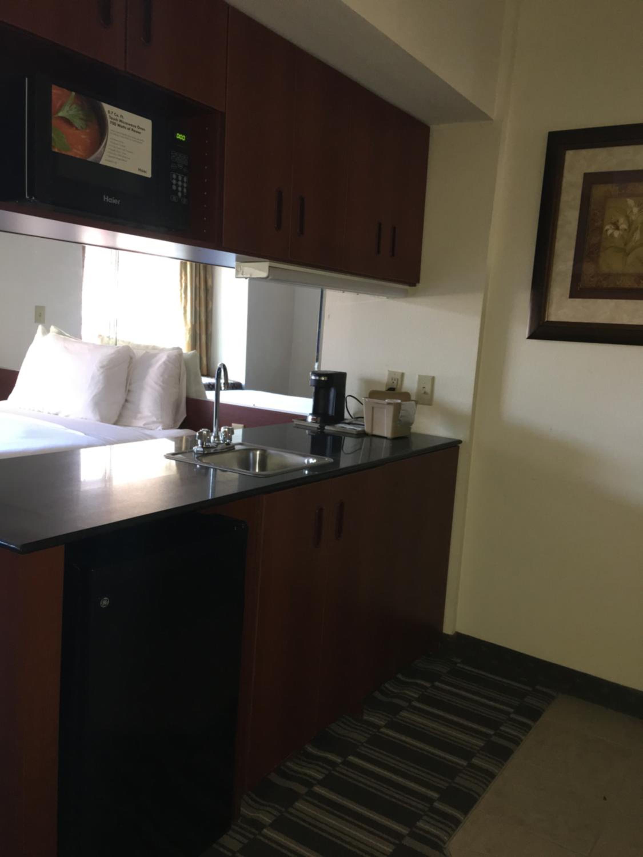 Deluxe Queen Suite - Non-Smoking - Photo 6