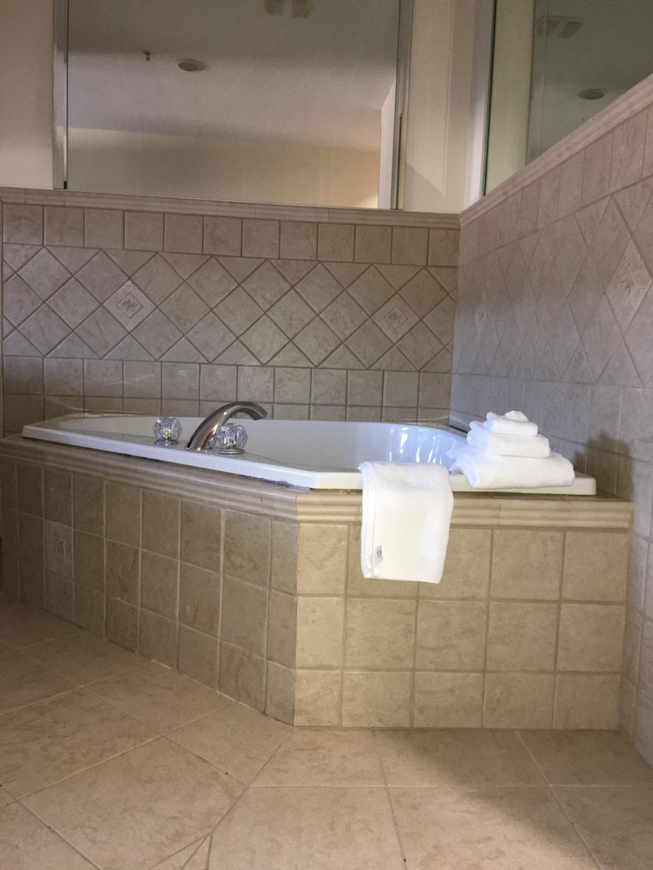 Deluxe Queen Suite - Non-Smoking - Photo 3