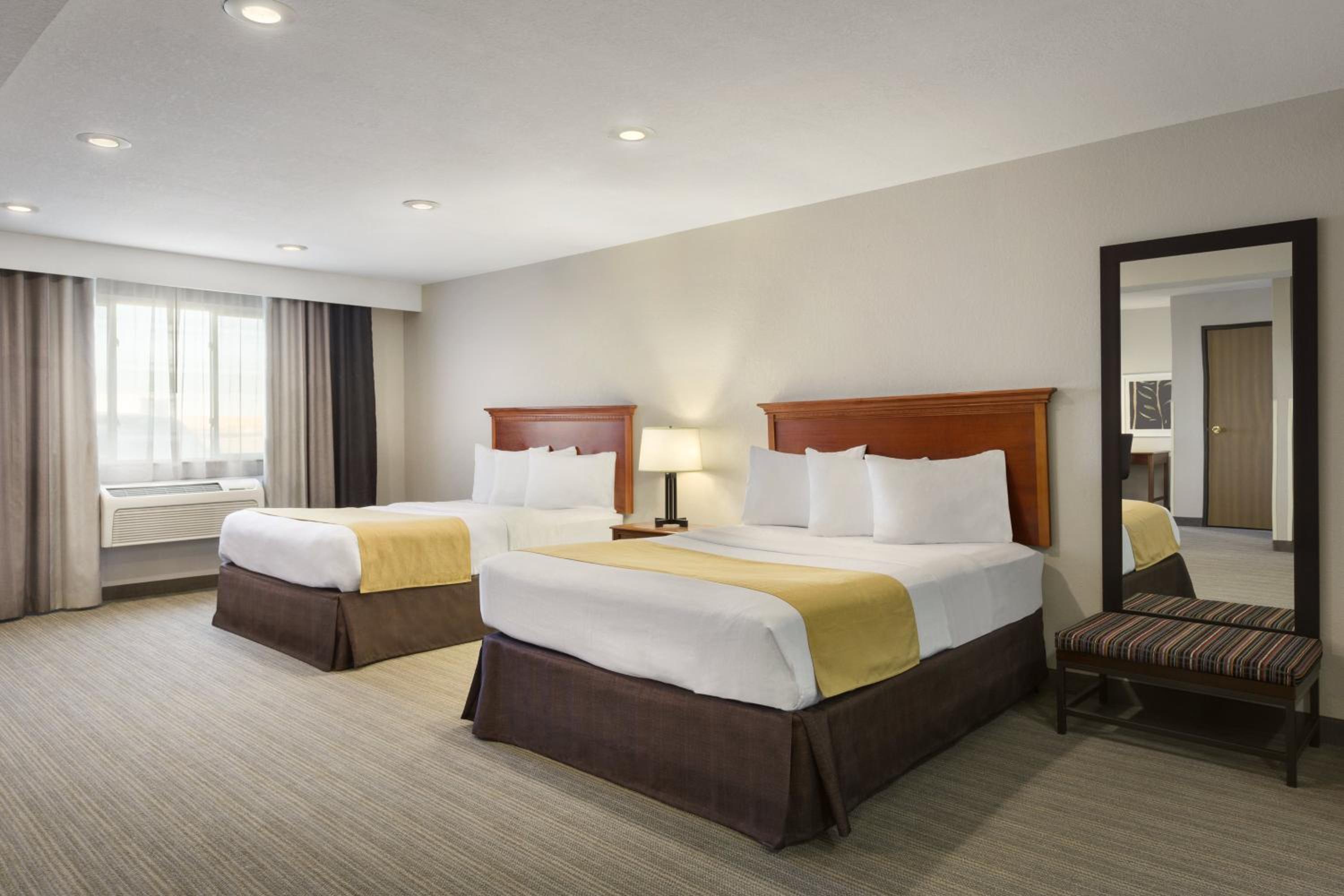 Queen Room with Two Queen Beds - Photo 4