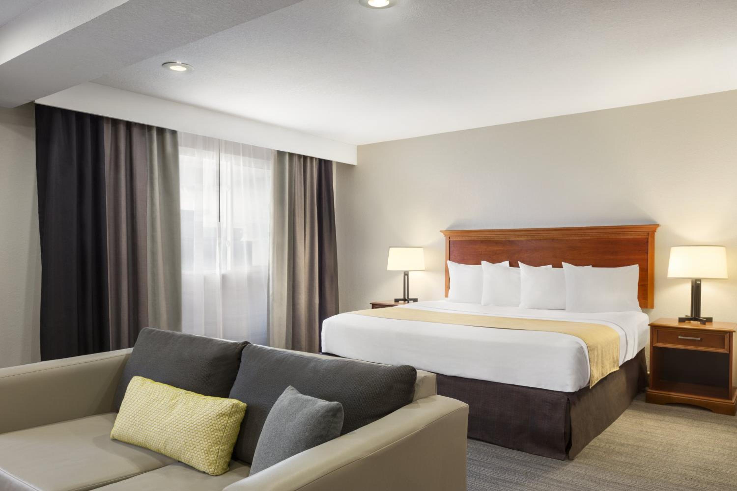 King Suite with Whirlpool - Photo 1