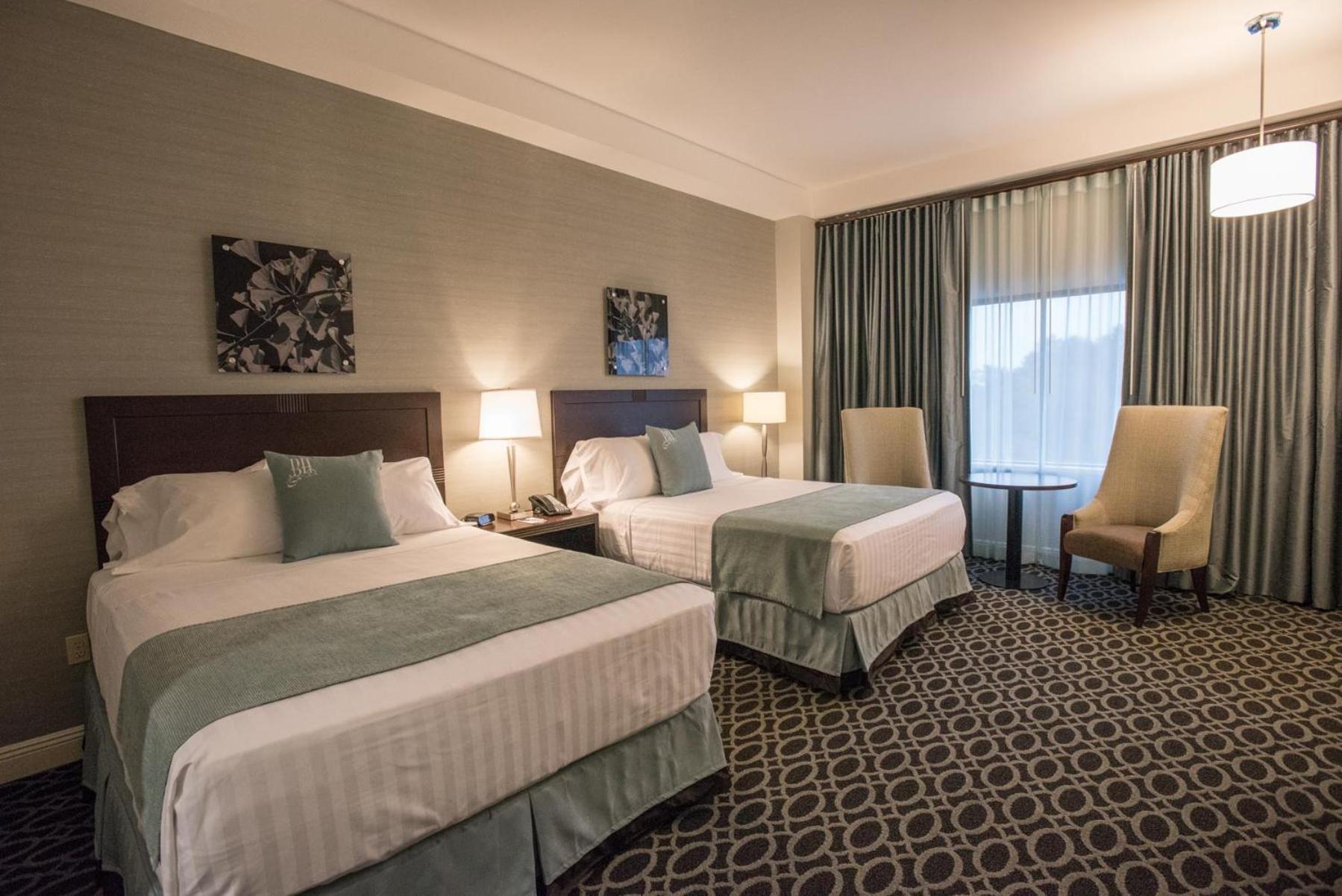Queen Room with Two Queen Beds - Photo 4