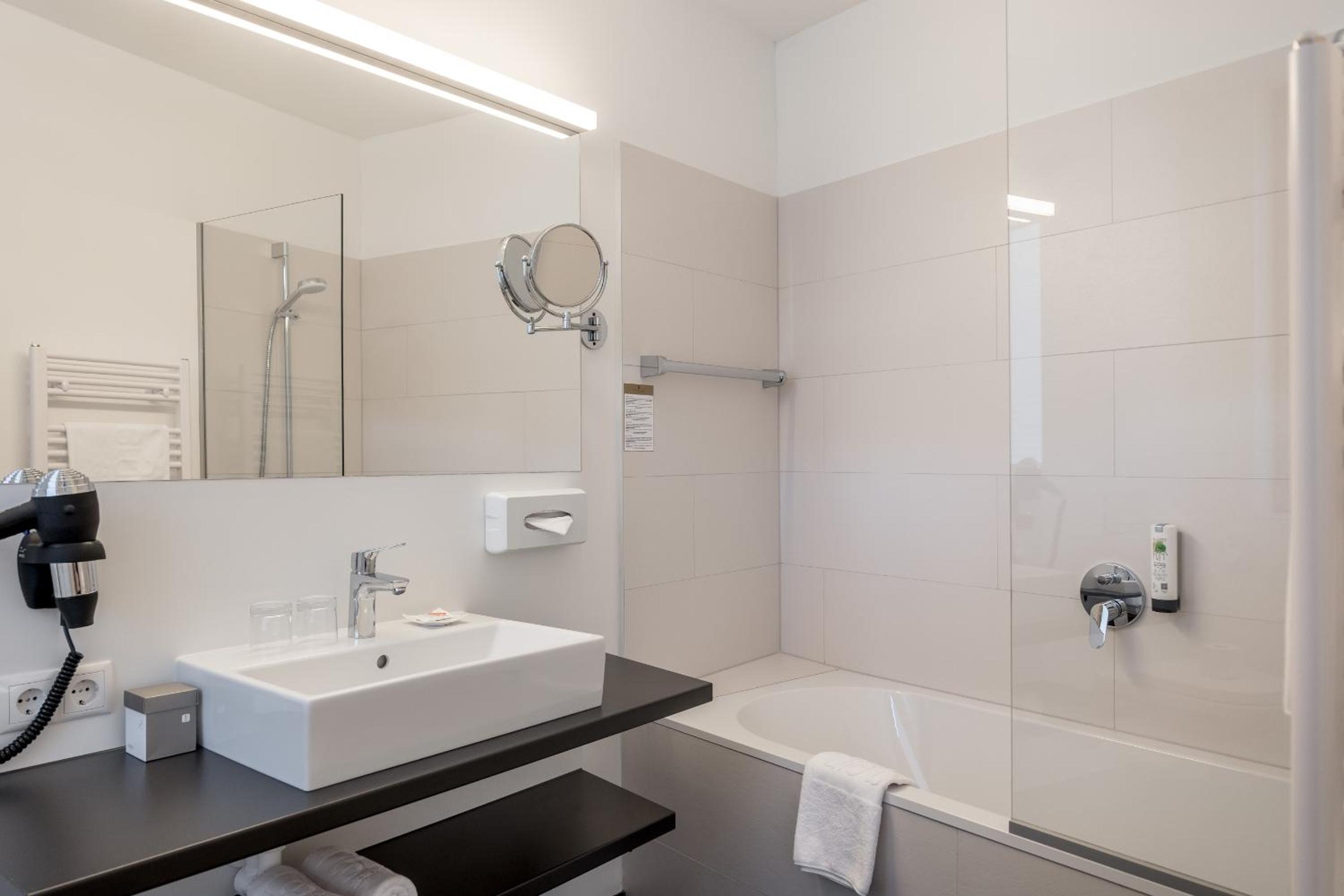 Double Room M with Balcony - Photo 4
