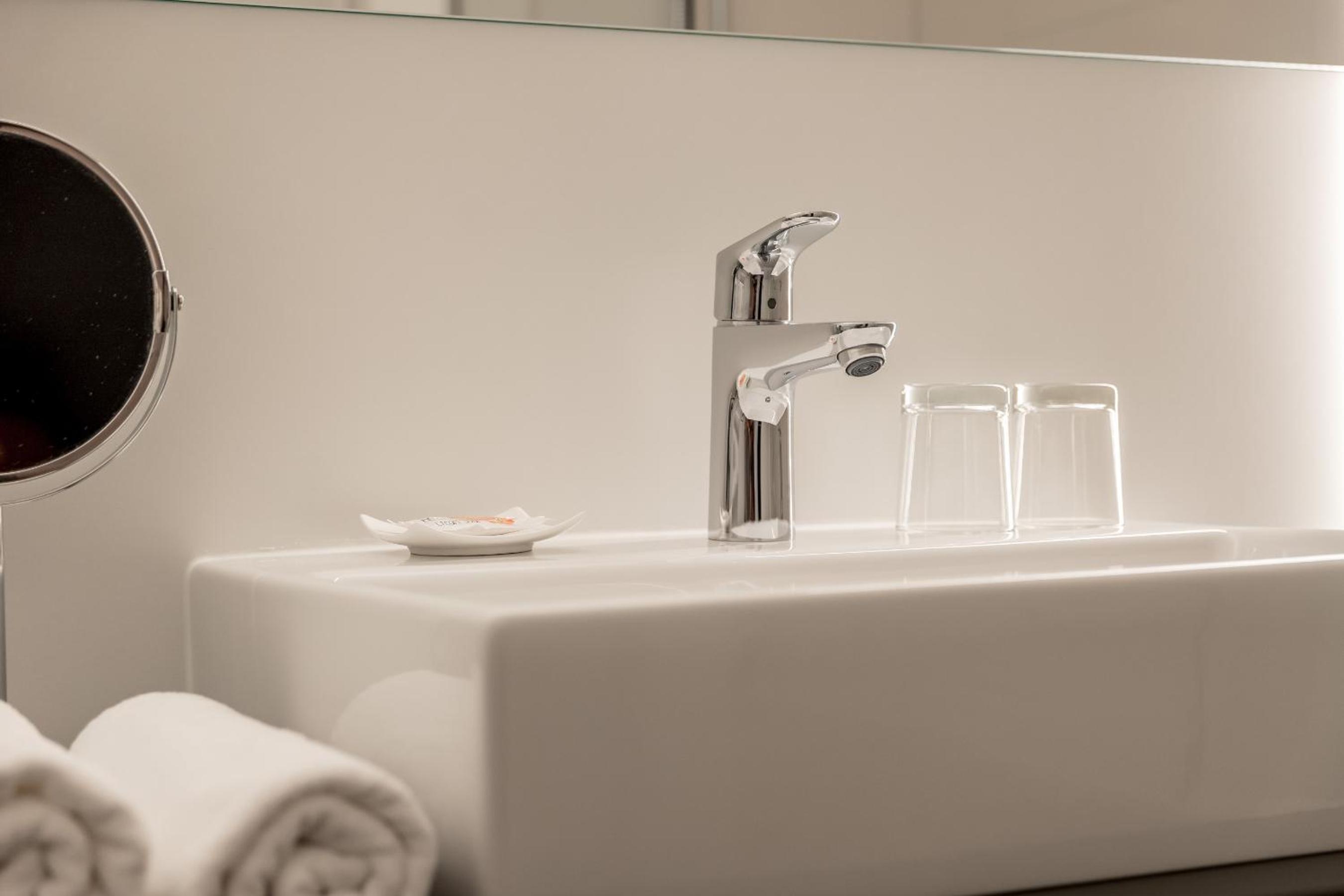 Double Room M with Balcony - Photo 3